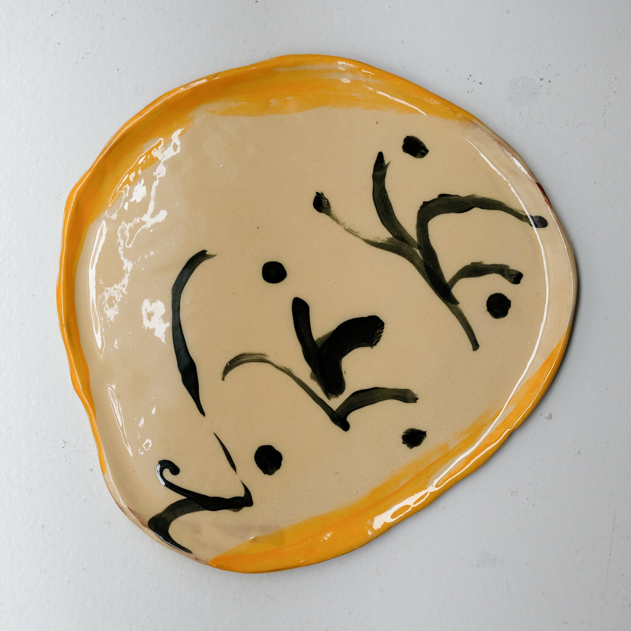 Assiette SU26HB43 en faïence rouge D 25cm - Multicolore d'Héloise Bariol chez Brutal Ceramics
