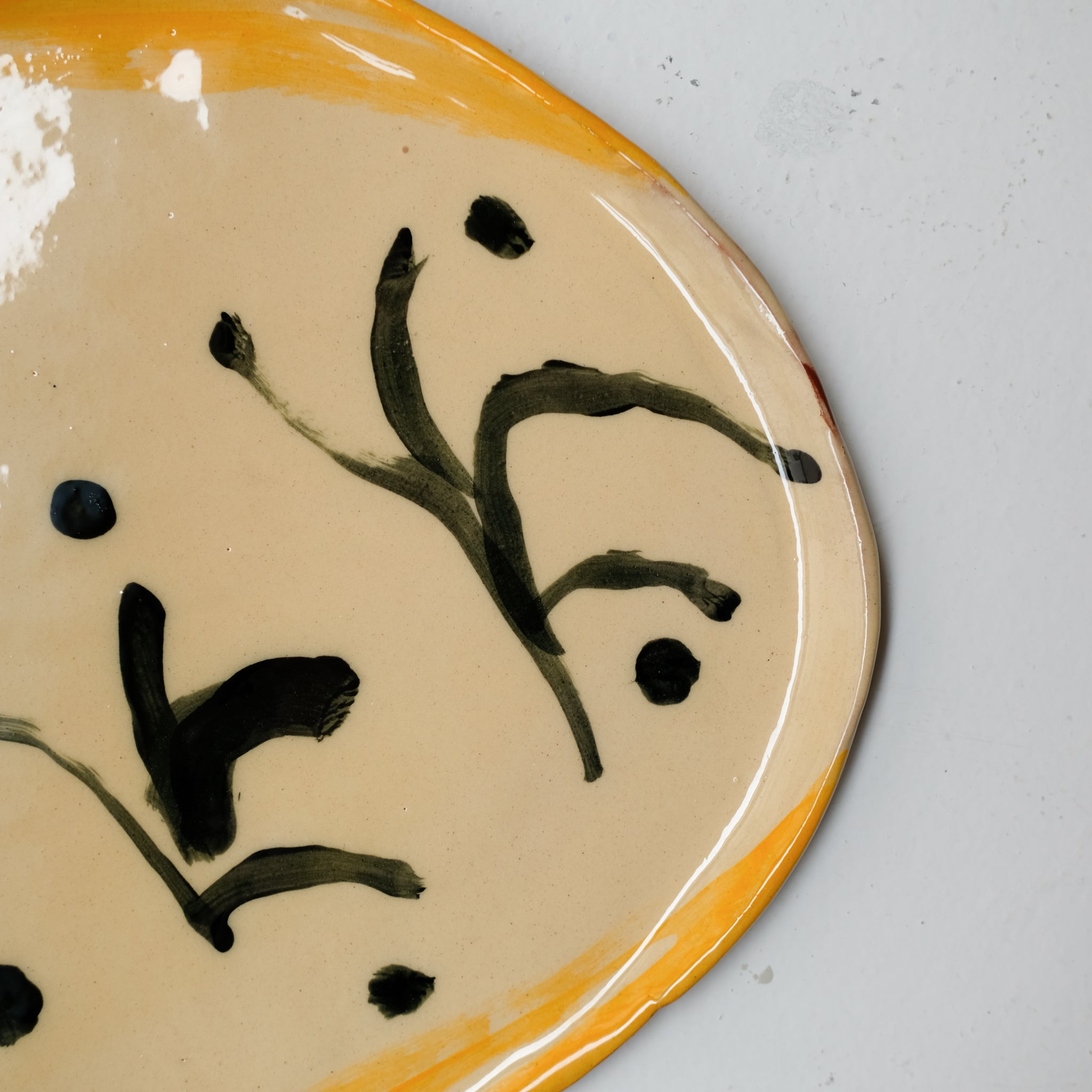 Assiette SU26HB43 en faïence rouge D 25cm - Multicolore d'Héloise Bariol chez Brutal Ceramics