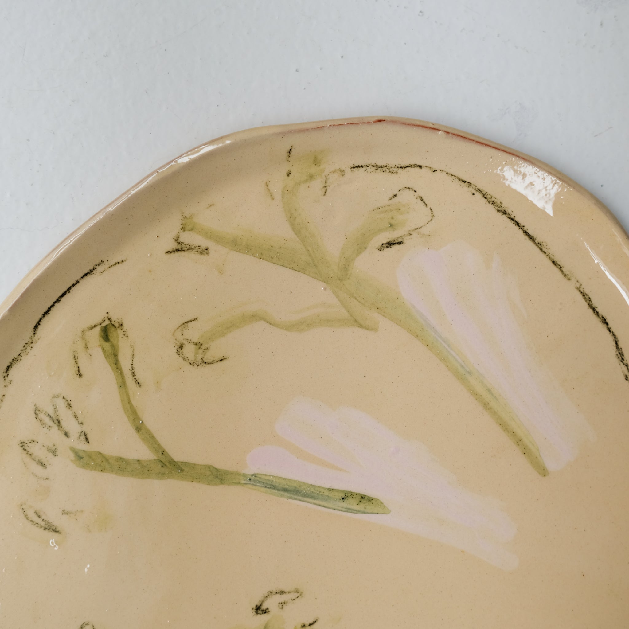 Assiette SU26HB45 en faïence rouge D 25cm - Multicolore d'Héloise Bariol chez Brutal Ceramics