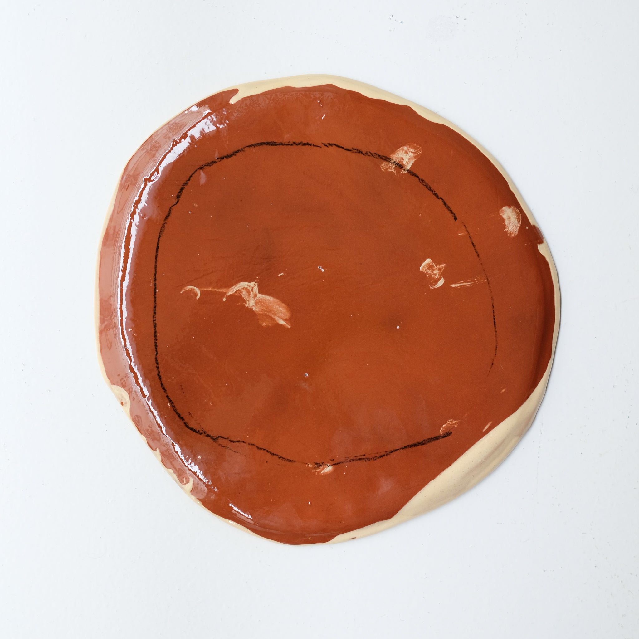 Assiette SU26HB45 en faïence rouge D 25cm - Multicolore d'Héloise Bariol chez Brutal Ceramics