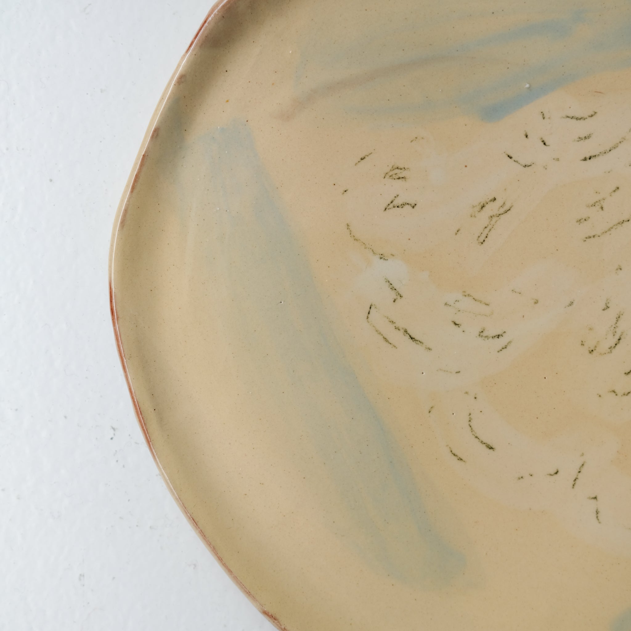 Assiette SU26HB50 en faïence rouge D 25cm - Multicolore d'Héloise Bariol chez Brutal Ceramics