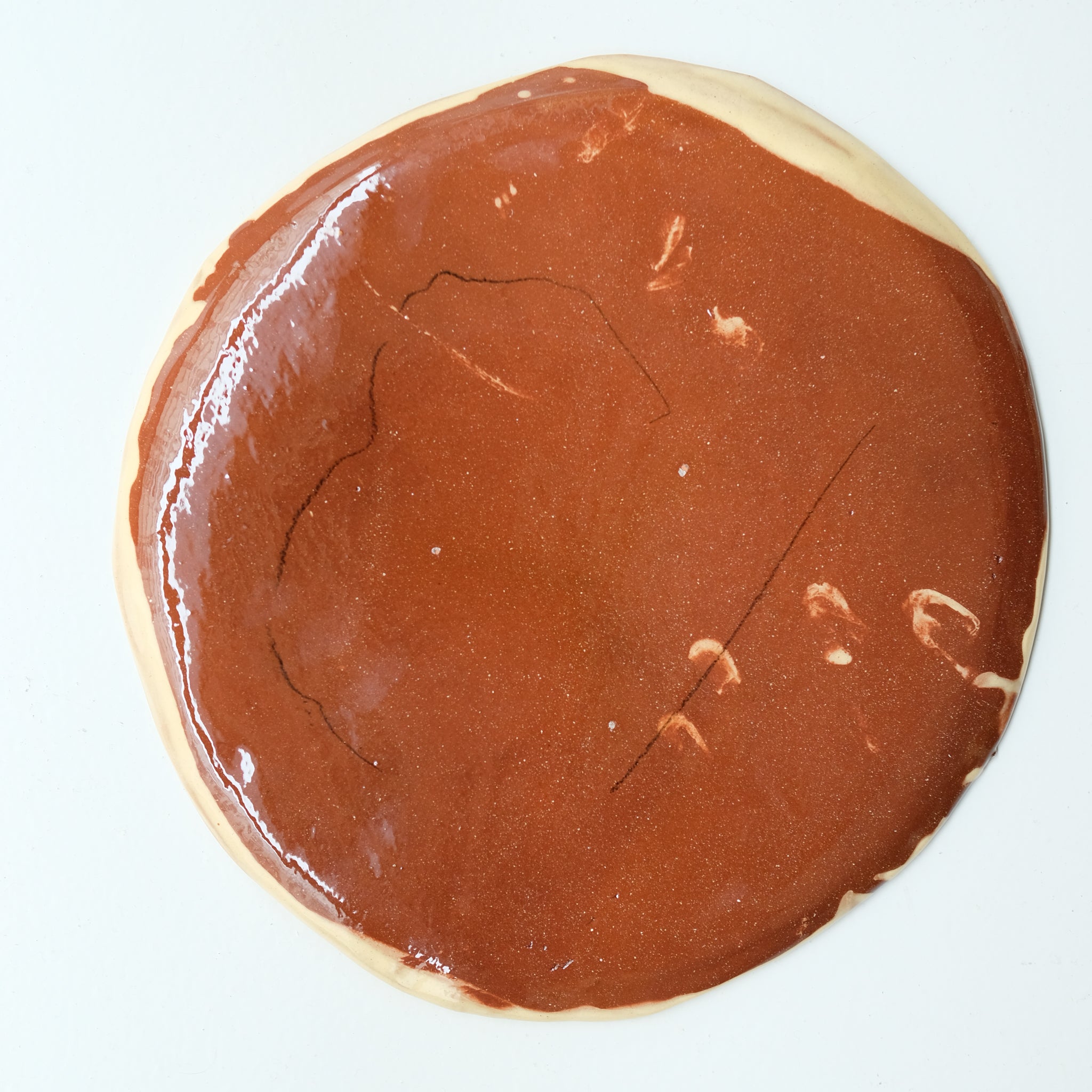 Assiette SU26HB50 en faïence rouge D 25cm - Multicolore d'Héloise Bariol chez Brutal Ceramics