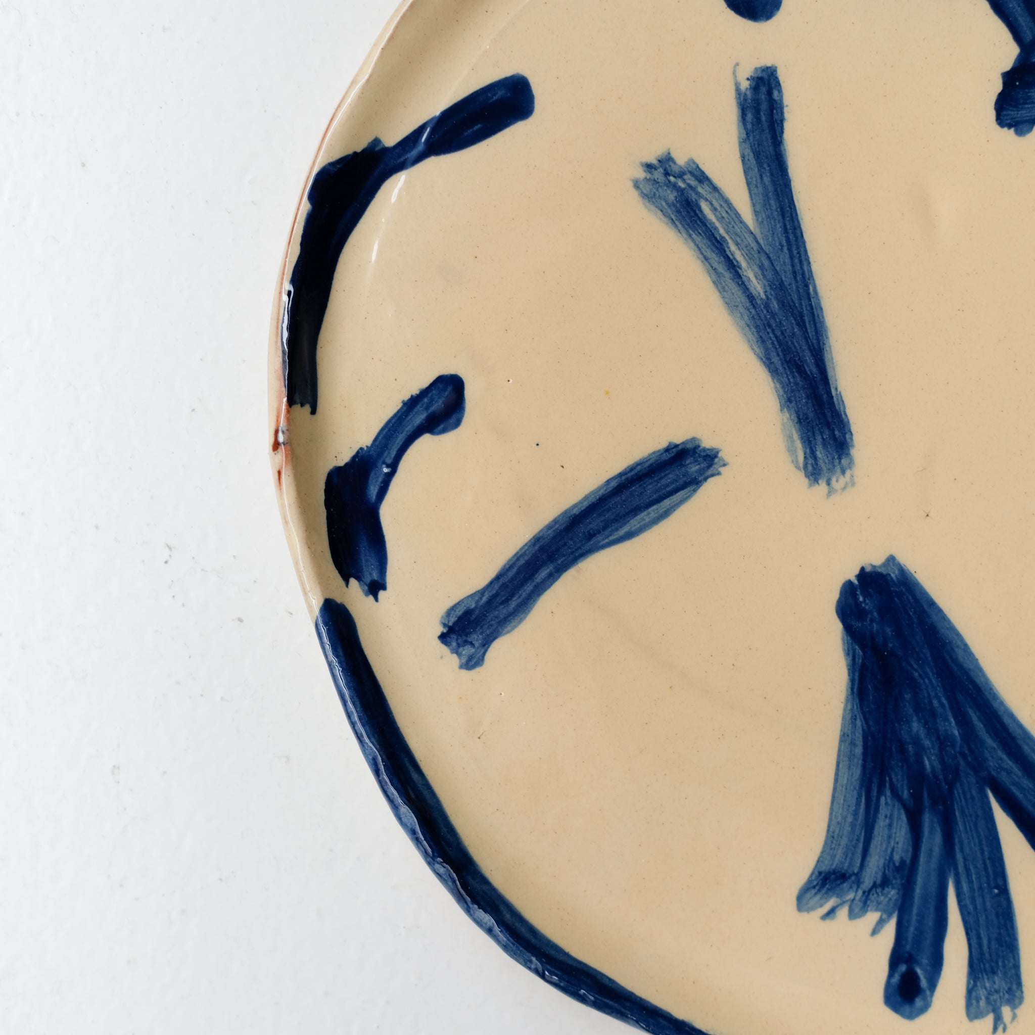 Assiette SU26HB47 en faïence rouge D 25cm - Multicolore d'Héloise Bariol chez Brutal Ceramics