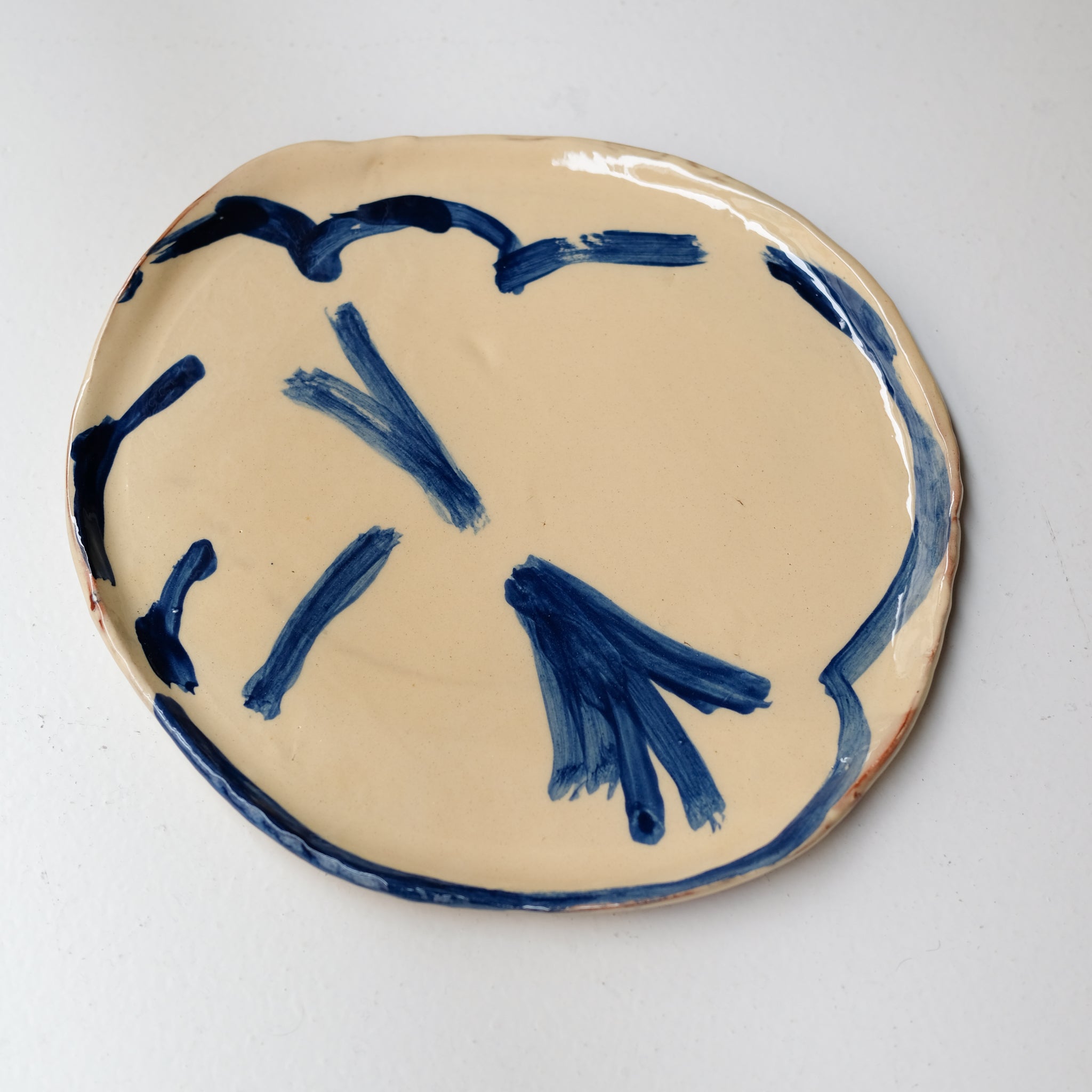 Assiette SU26HB47 en faïence rouge D 25cm - Multicolore d'Héloise Bariol chez Brutal Ceramics