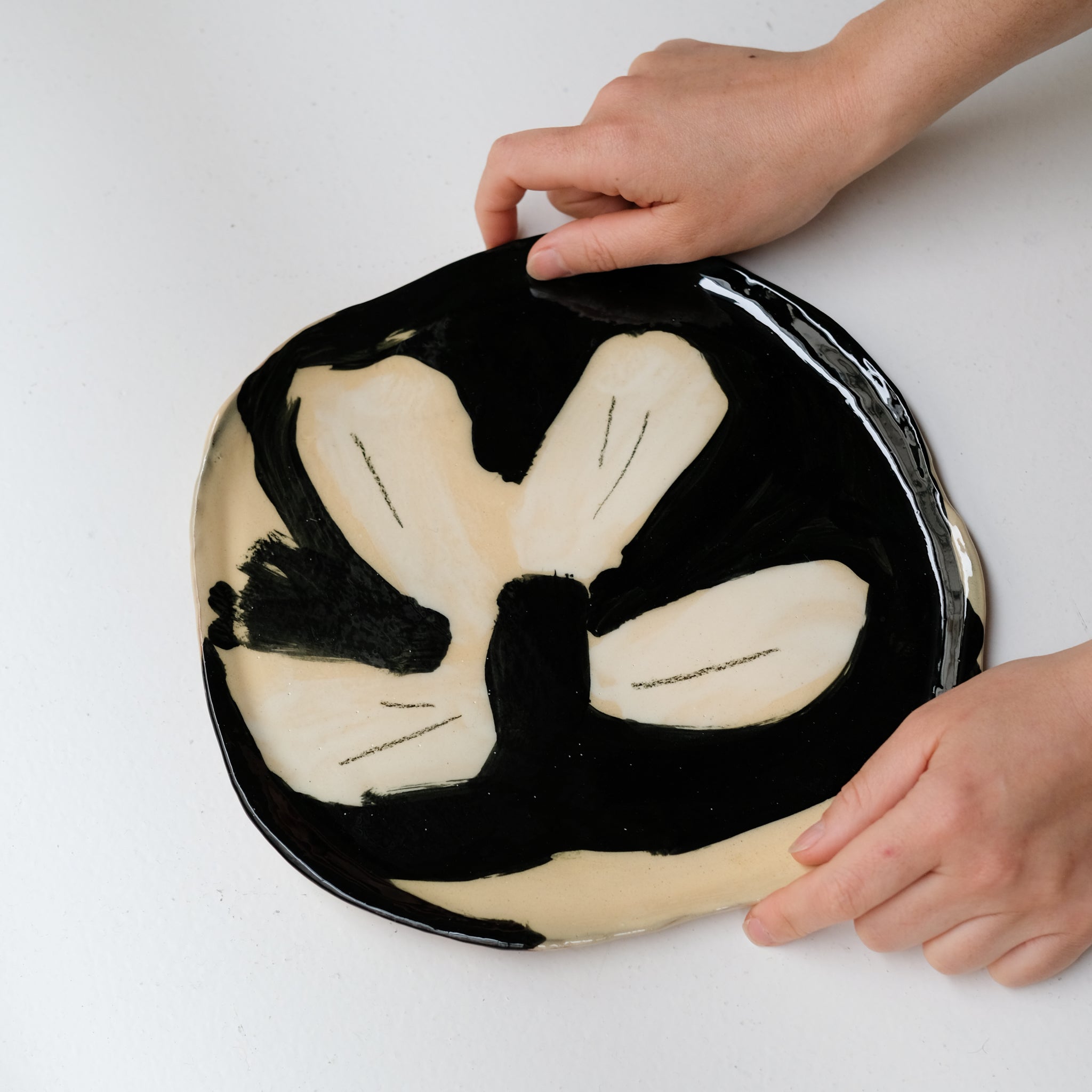Assiette SU26HB49 en faïence rouge D 25cm - Multicolore d'Héloise Bariol chez Brutal Ceramics