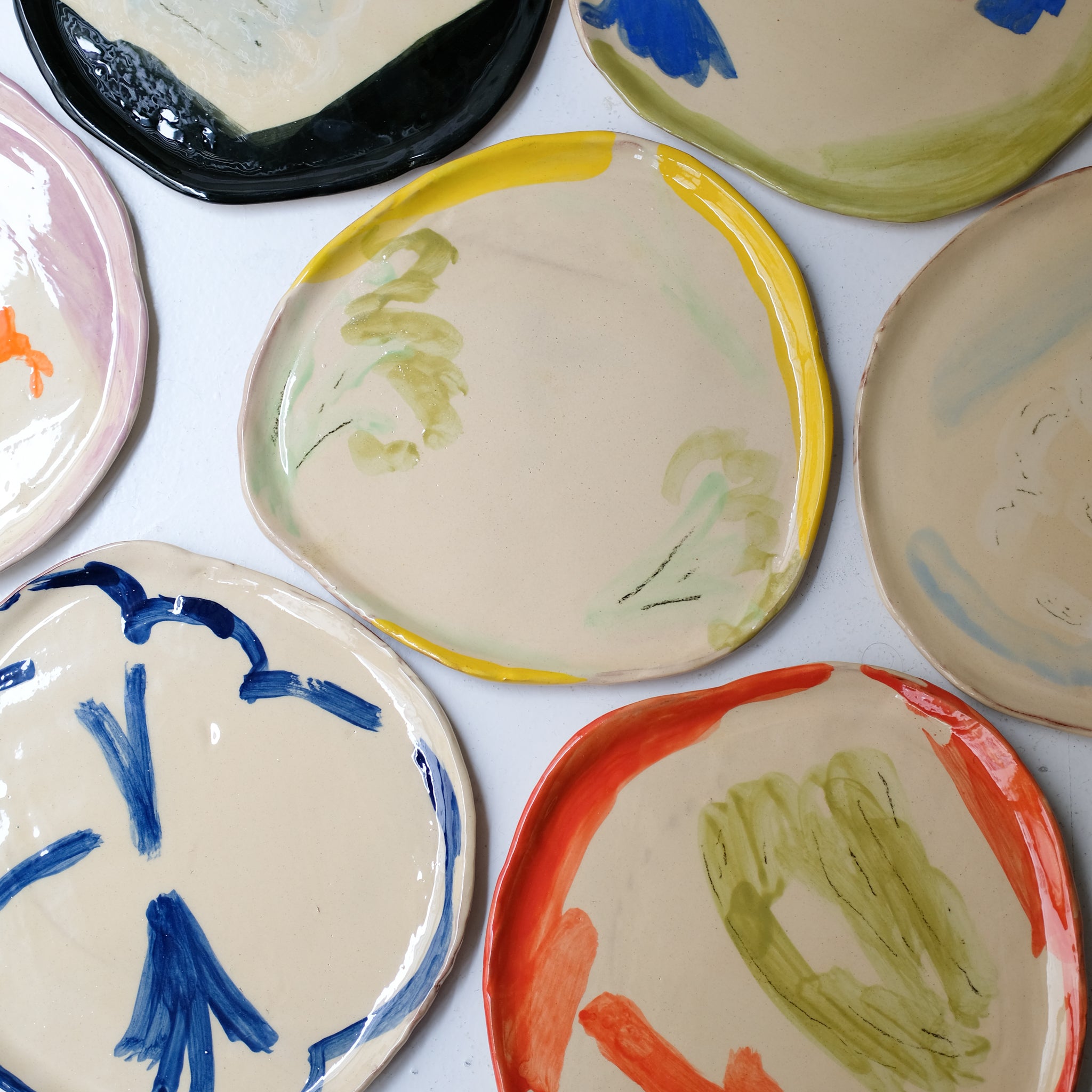 Assiette SU26HB44 en faïence rouge D 25cm - Multicolore d'Héloise Bariol chez Brutal Ceramics