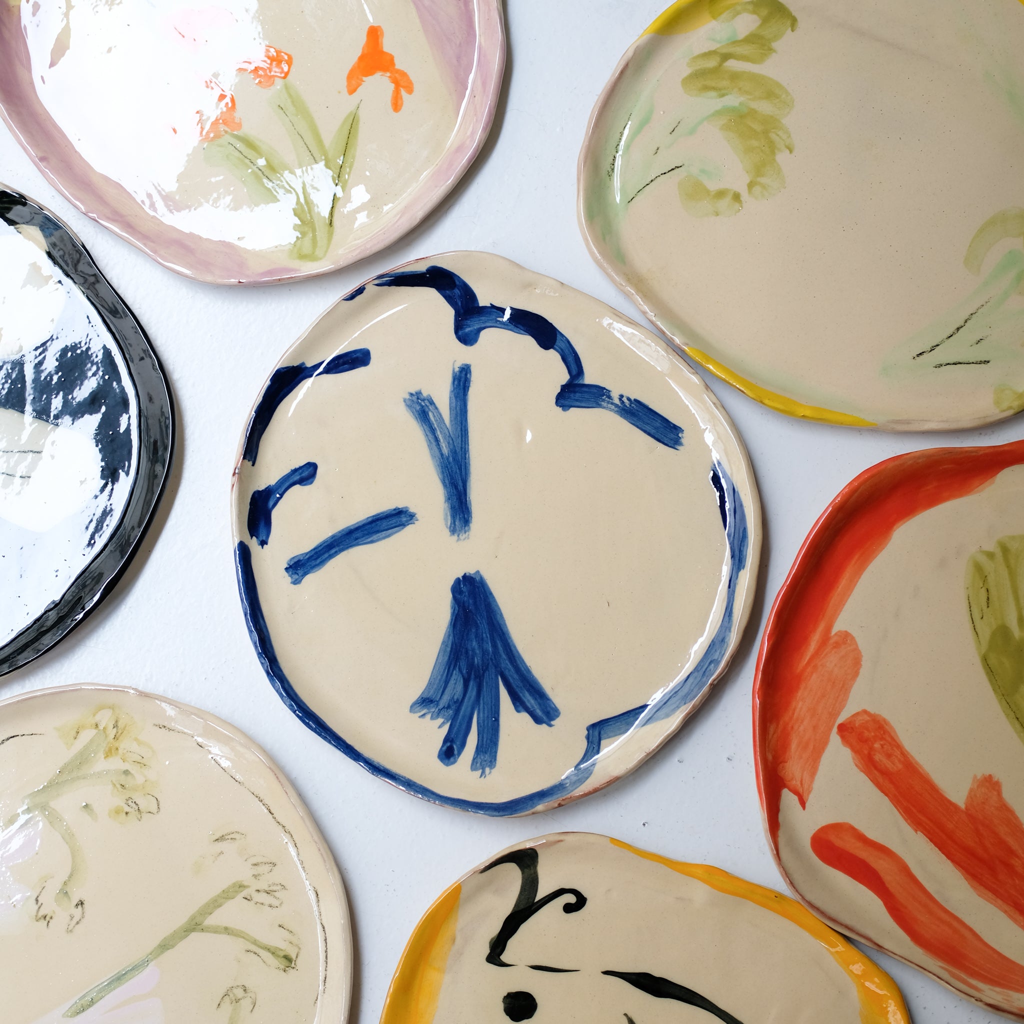 Assiette SU26HB47 en faïence rouge D 25cm - Multicolore d'Héloise Bariol chez Brutal Ceramics