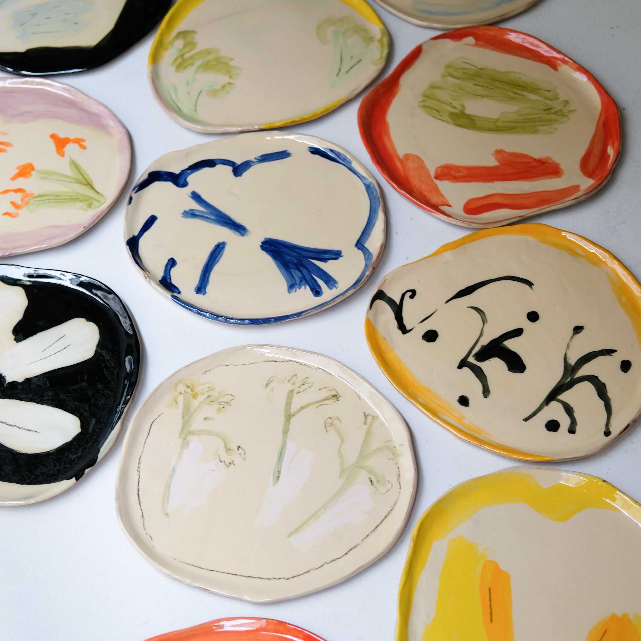 Assiette SU26HB43 en faïence rouge D 25cm - Multicolore d'Héloise Bariol chez Brutal Ceramics