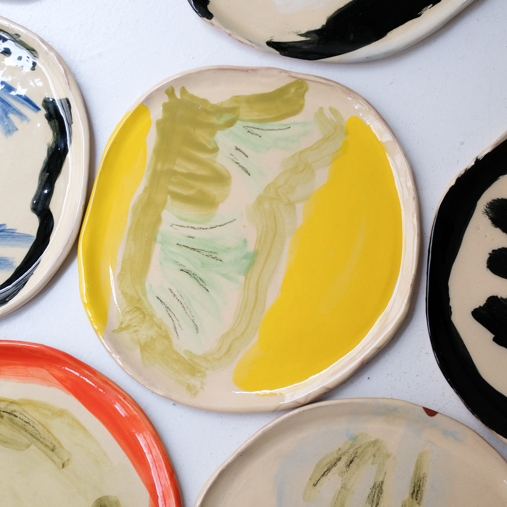 Assiette SU26HB32 en faïence rouge D 25cm - Multicolore d'Héloise Bariol chez Brutal Ceramics