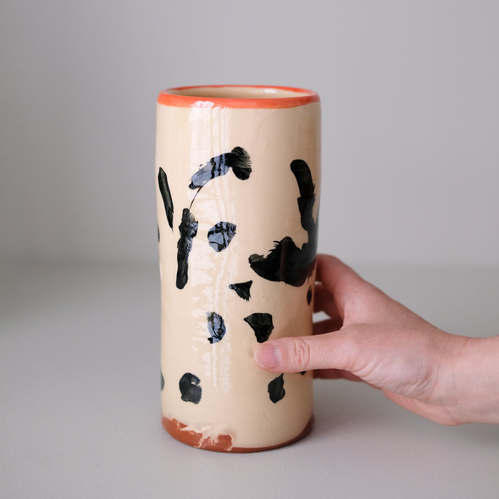 Vase SU26HB01 en faïence rouge H 23cm d'Héloise Bariol chez Brutal Ceramics