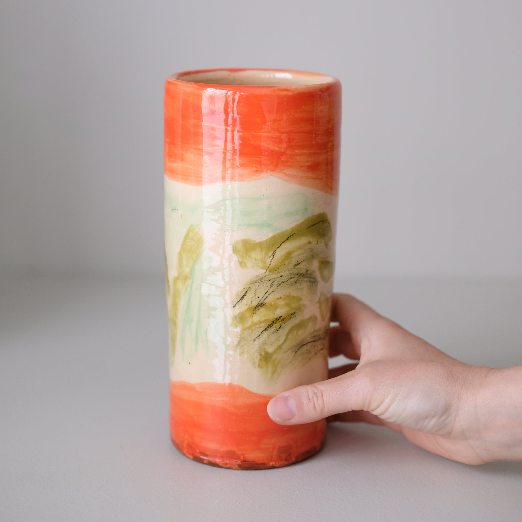 Vase SU26HB02 en faïence rouge H 23cm d'Héloise Bariol chez Brutal Ceramics