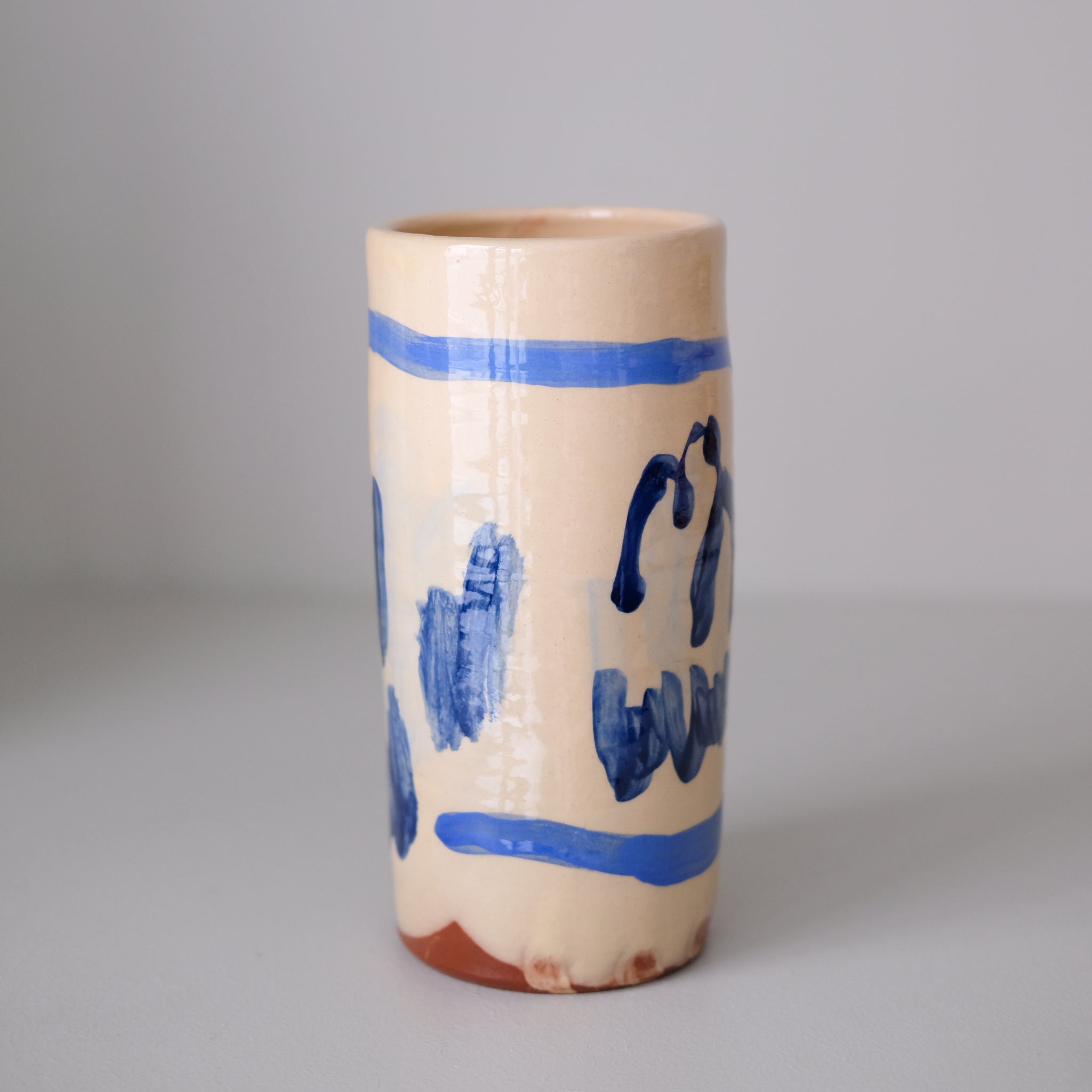 Vase SU26HB03 en faïence rouge H 23cm d'Héloise Bariol chez Brutal Ceramics