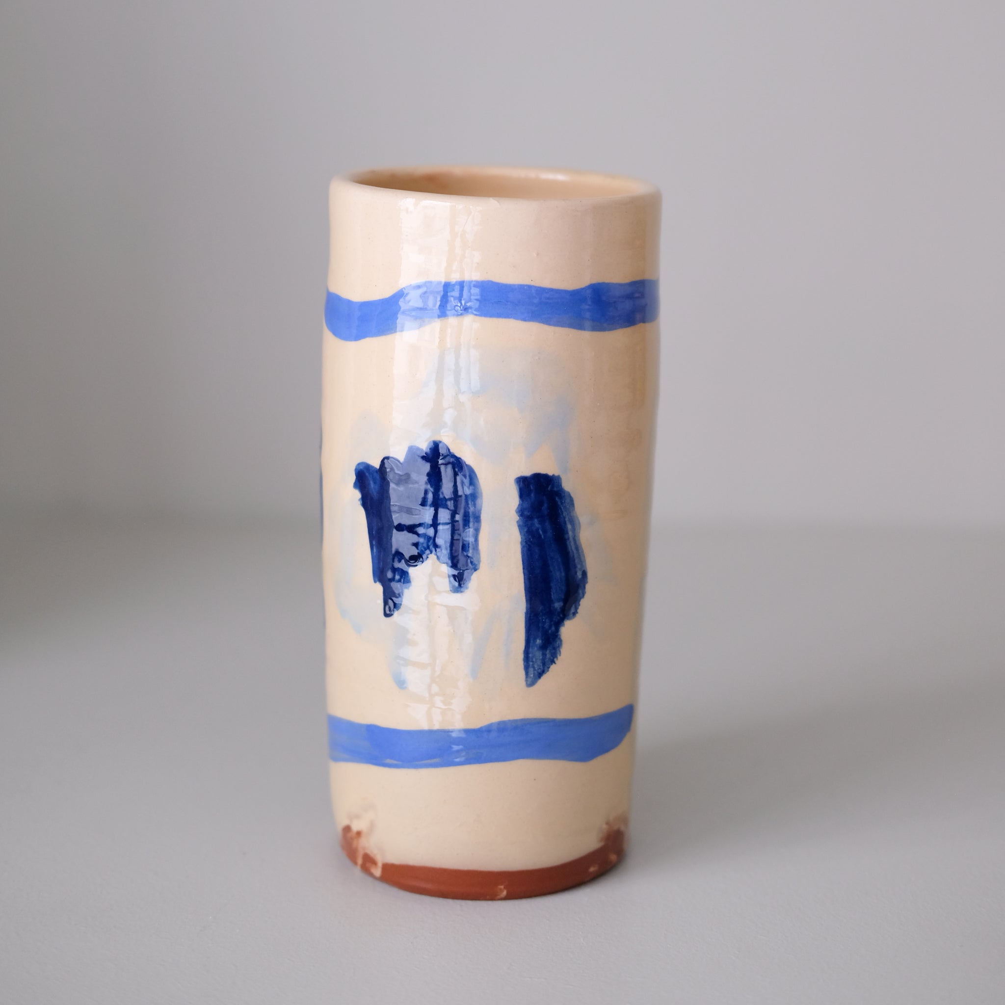 Vase SU26HB03 en faïence rouge H 23cm d'Héloise Bariol chez Brutal Ceramics