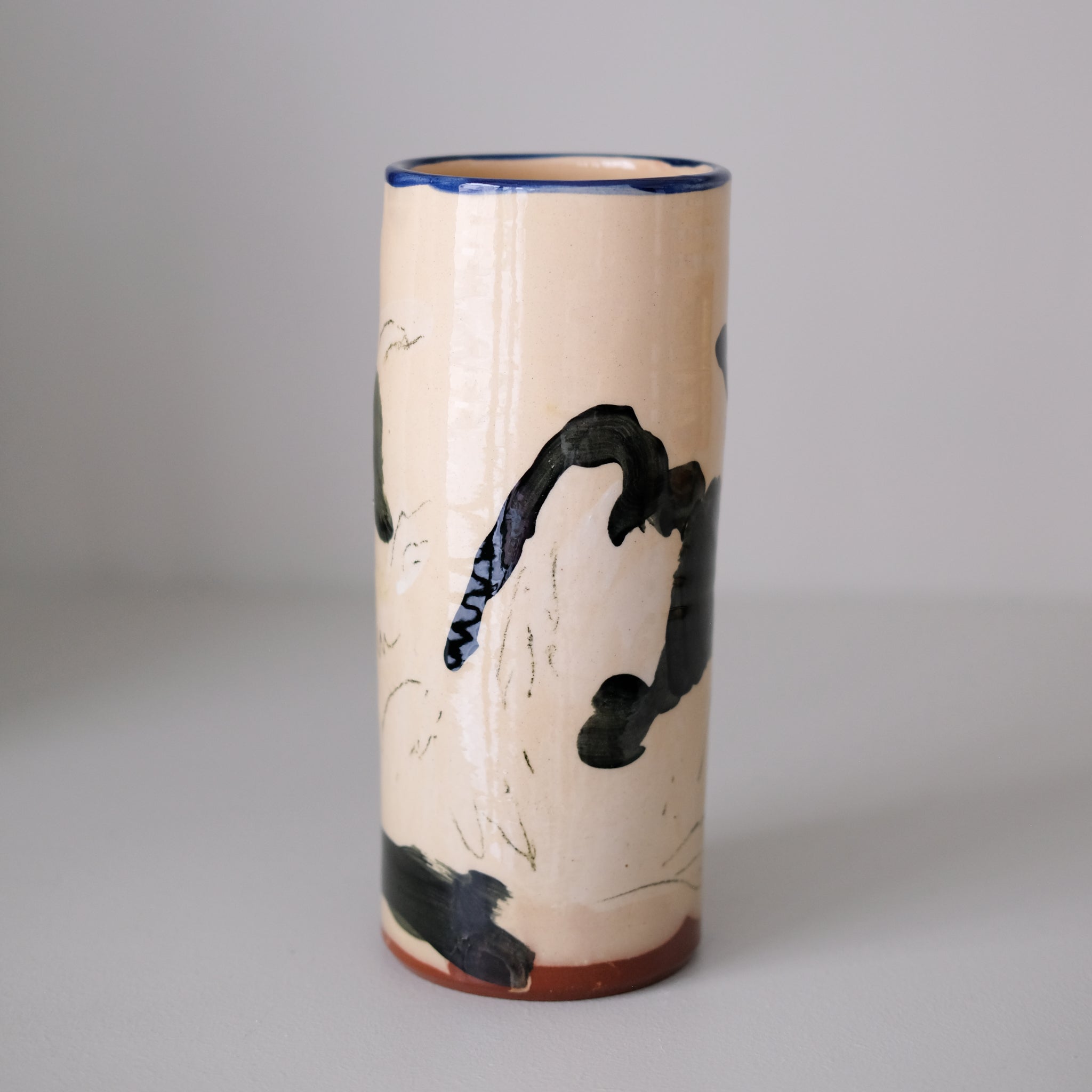 Vase SU26HB04 en faïence rouge H 23cm d'Héloise Bariol chez Brutal Ceramics