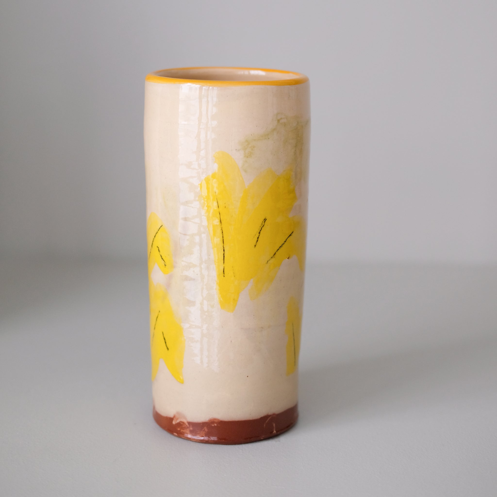 Vase SU26HB06 en faïence rouge H 23cm d'Héloise Bariol chez Brutal Ceramics