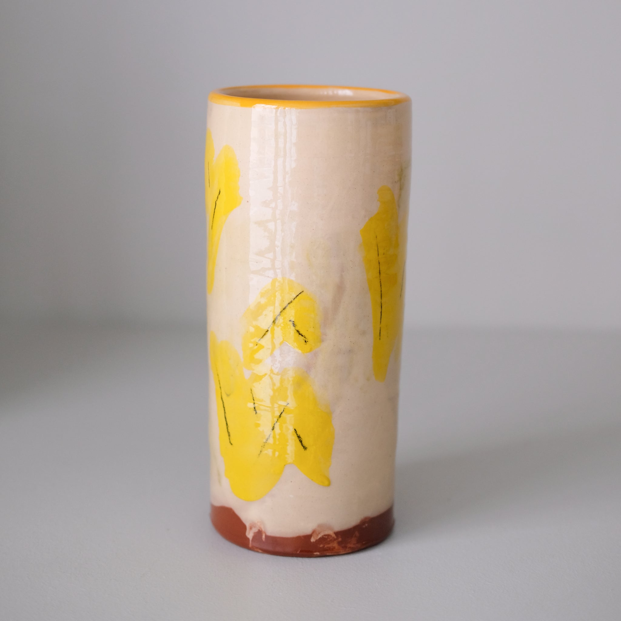 Vase SU26HB06 en faïence rouge H 23cm d'Héloise Bariol chez Brutal Ceramics