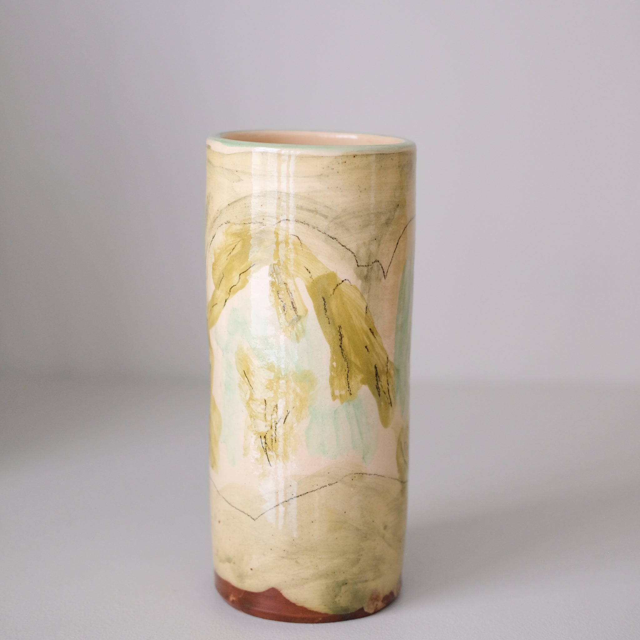 Vase SU26HB07 en faïence rouge H 23cm d'Héloise Bariol chez Brutal Ceramics