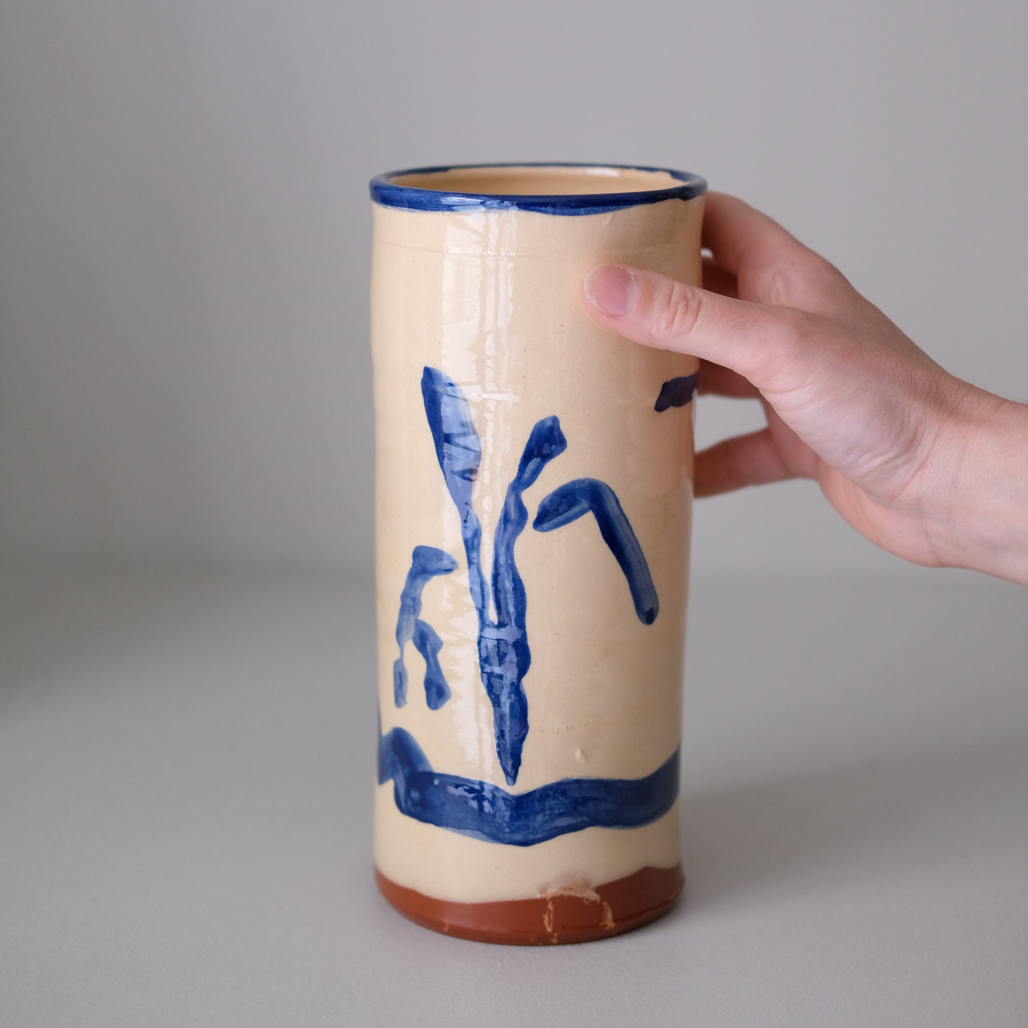 Vase SU26HB08 en faïence rouge H 23cm d'Héloise Bariol chez Brutal Ceramics