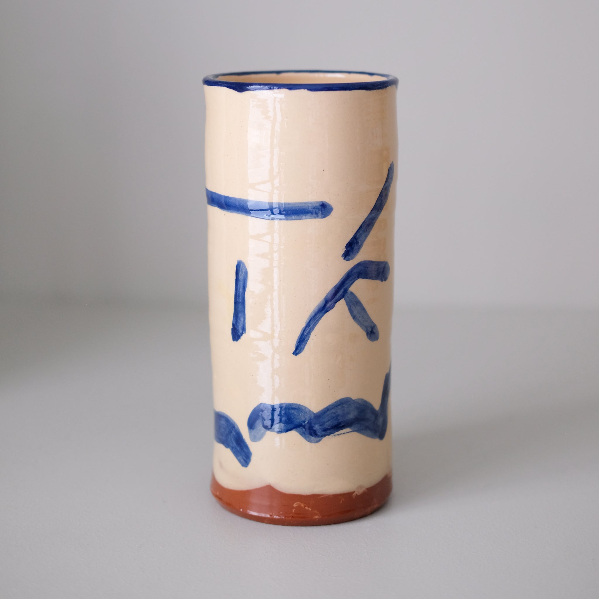 Vase SU26HB08 en faïence rouge H 23cm d'Héloise Bariol chez Brutal Ceramics