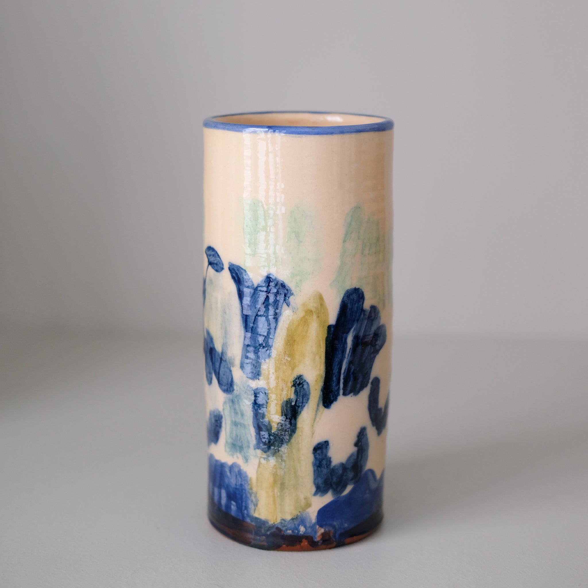 Vase SU26HB09 en faïence rouge H 23cm d'Héloise Bariol chez Brutal Ceramics