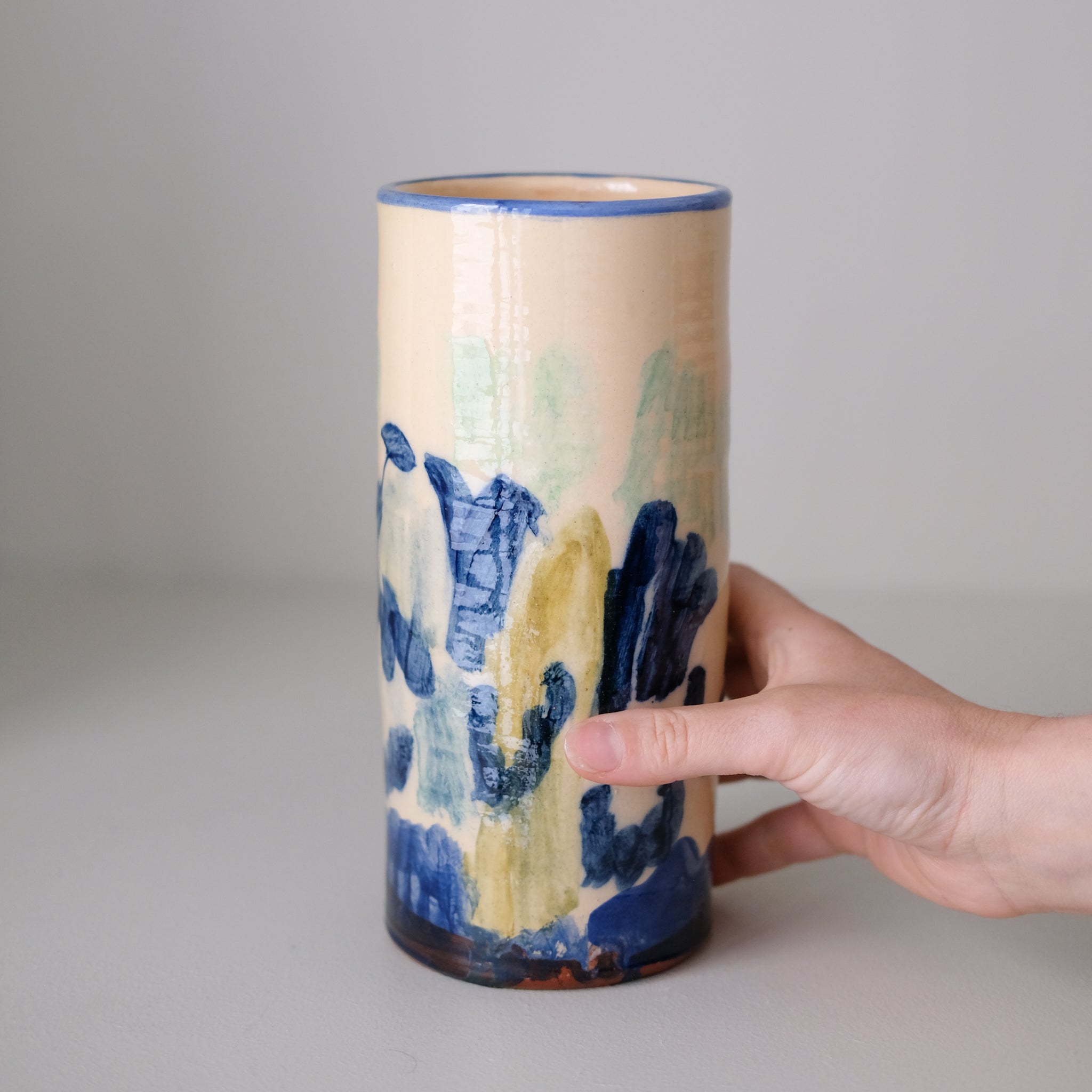 Vase SU26HB09 en faïence rouge H 23cm d'Héloise Bariol chez Brutal Ceramics