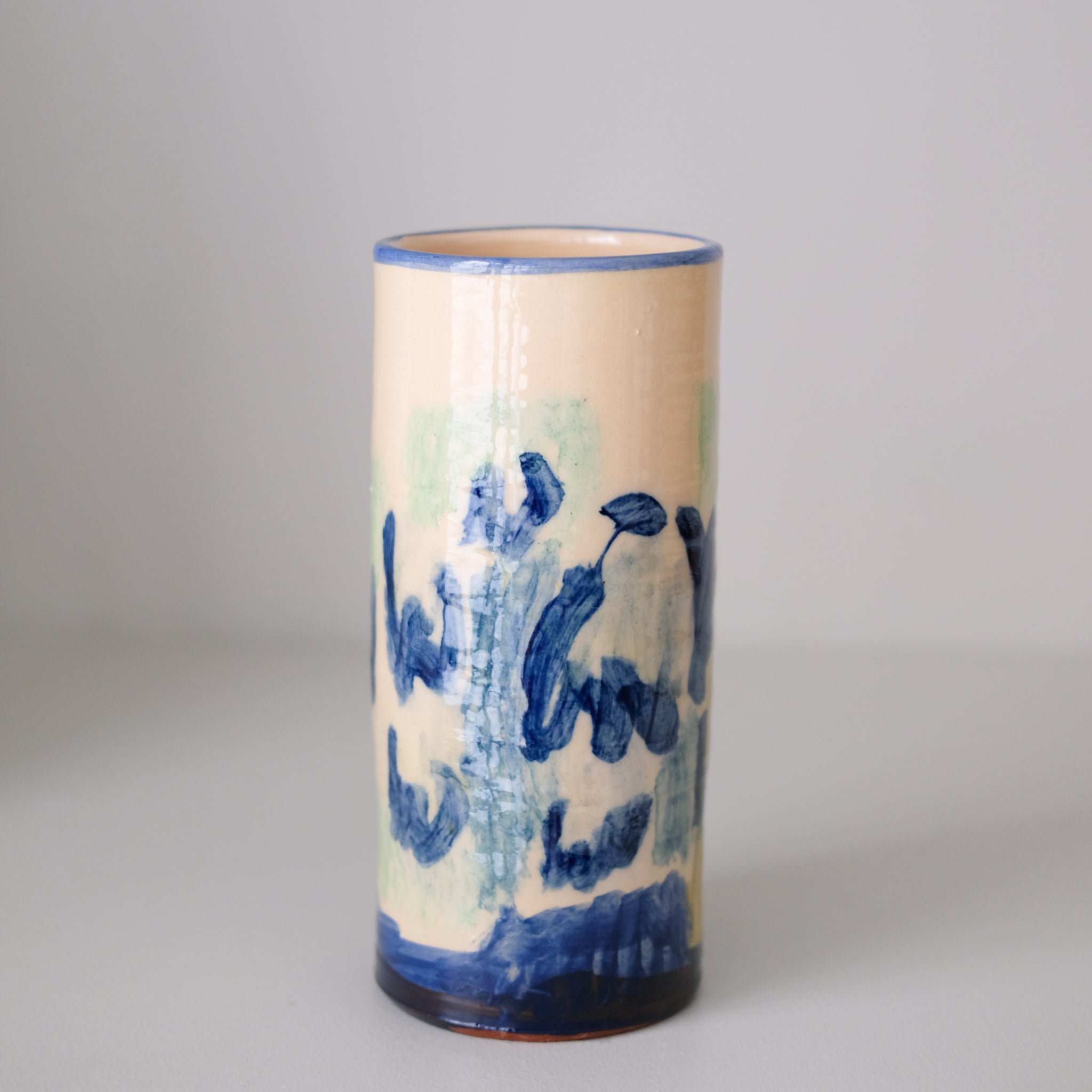 Vase SU26HB09 en faïence rouge H 23cm d'Héloise Bariol chez Brutal Ceramics