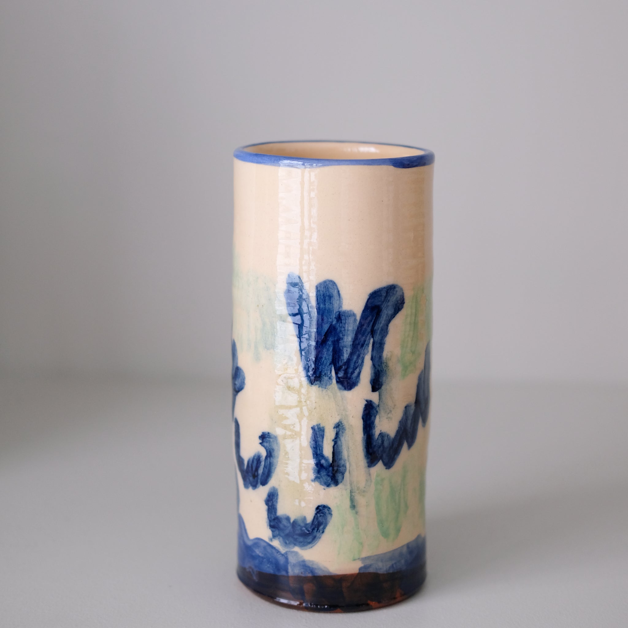 Vase SU26HB09 en faïence rouge H 23cm d'Héloise Bariol chez Brutal Ceramics