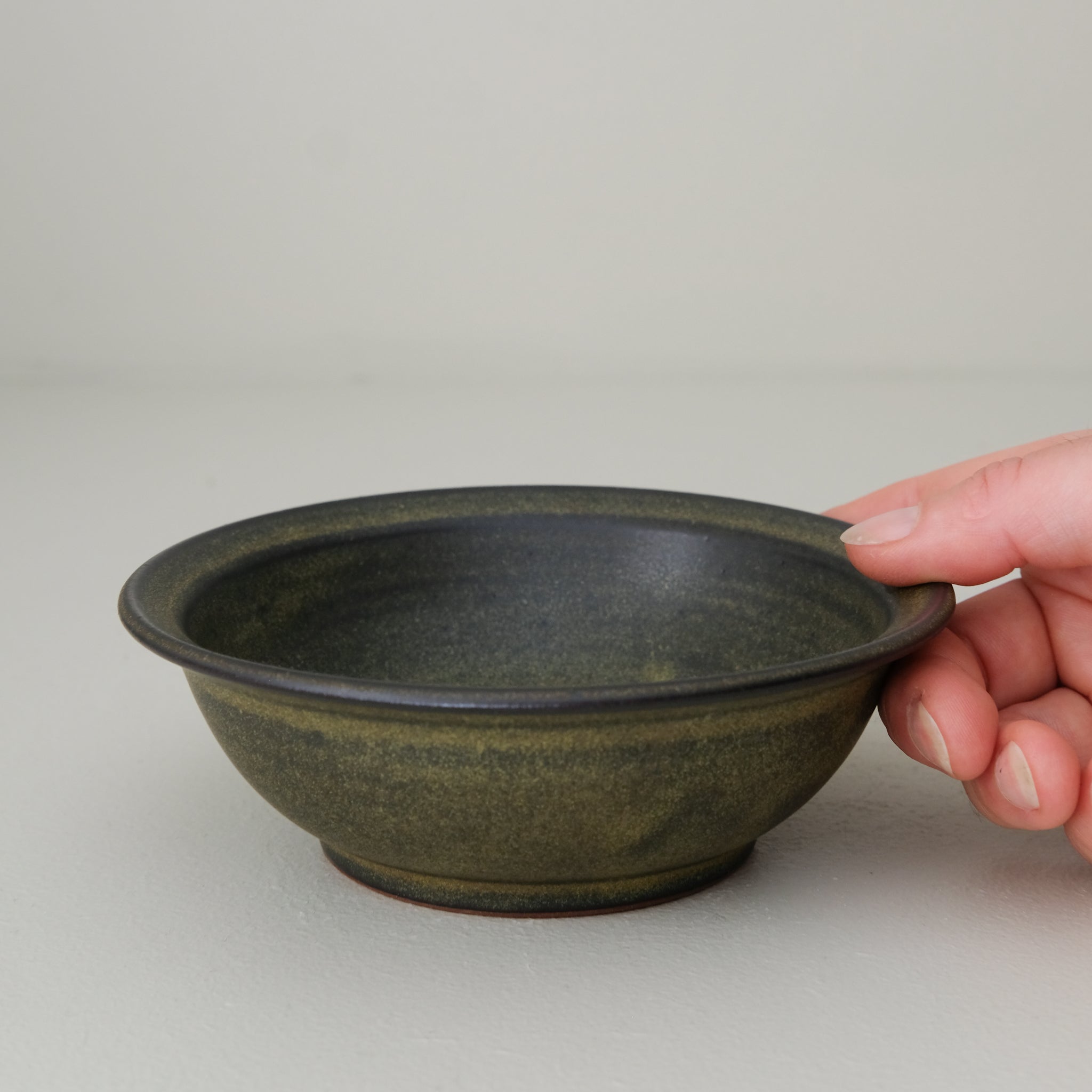 Bol en grès rouge D 14cm - vert noir par Laurence Labbé chez Brutal Ceramics