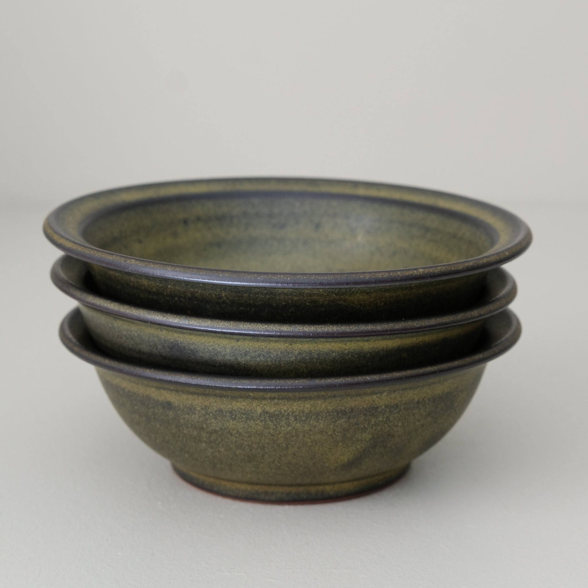 Bol en grès rouge D 14cm - vert noir par Laurence Labbé chez Brutal Ceramics