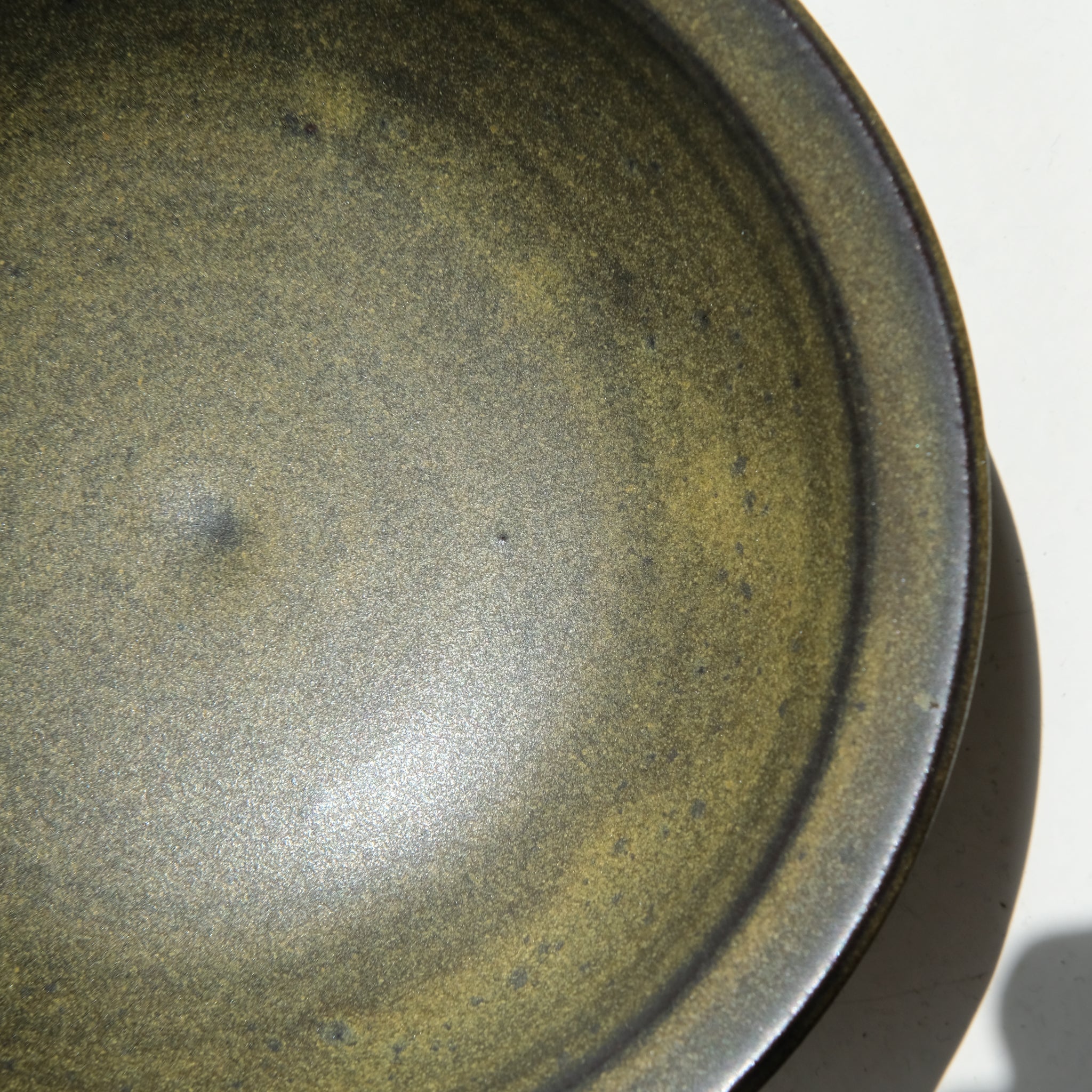 Bol en grès rouge D 14cm - vert noir par Laurence Labbé chez Brutal Ceramics