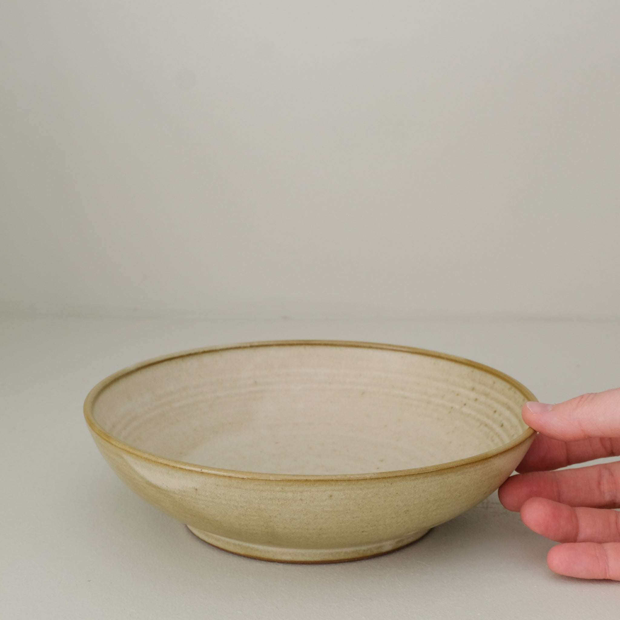 Assiette creuse en grès rouge D 20cm - beige par Laurence Labbé chez Brutal Ceramics