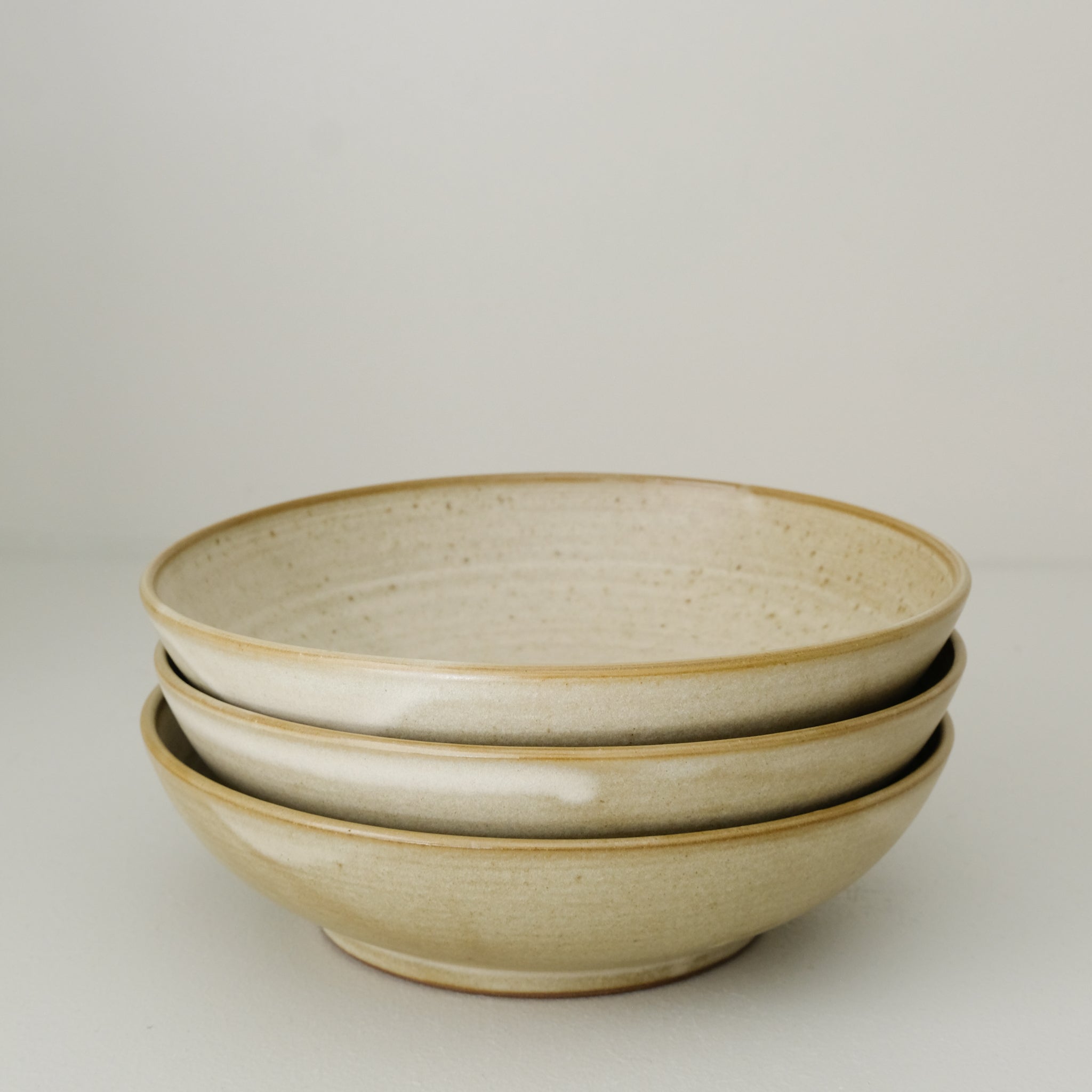 Assiette creuse en grès rouge D 20cm - beige par Laurence Labbé chez Brutal Ceramics