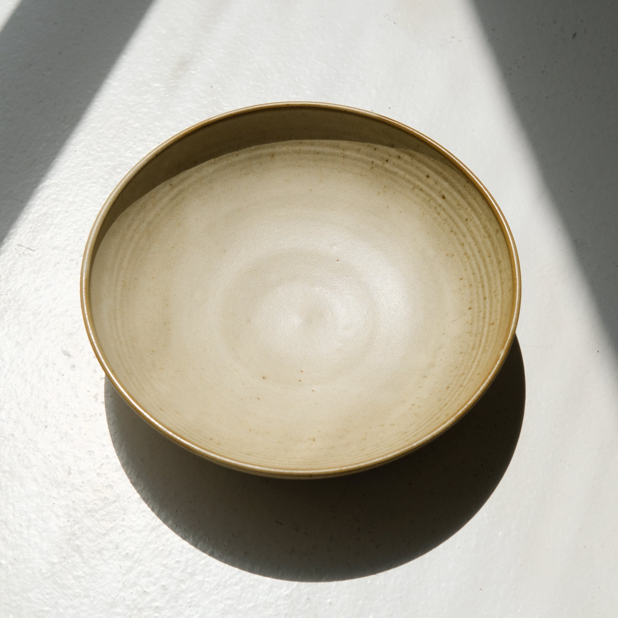 Assiette creuse en grès rouge D 20cm - beige par Laurence Labbé chez Brutal Ceramics