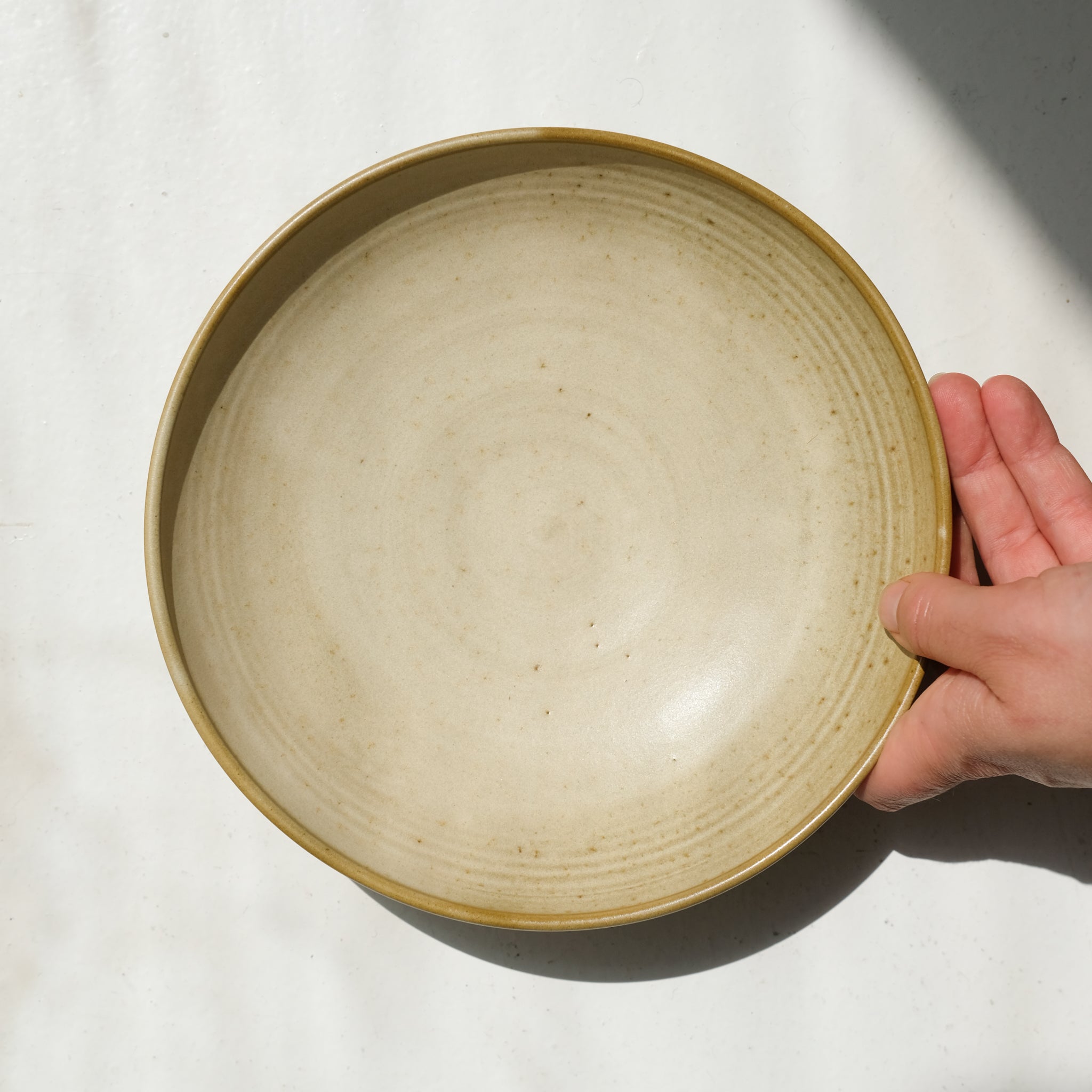 Assiette creuse en grès rouge D 20cm - beige par Laurence Labbé chez Brutal Ceramics