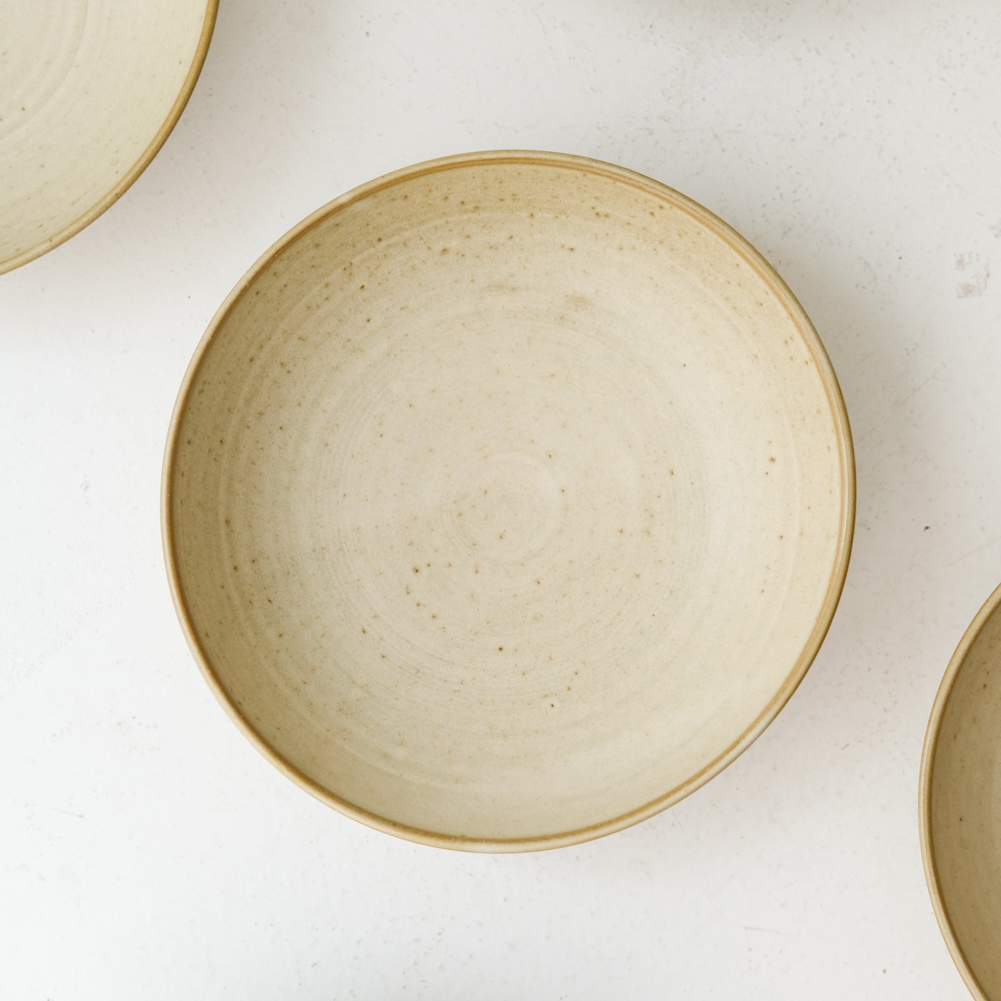 Assiette creuse en grès rouge D 20cm - beige par Laurence Labbé chez Brutal Ceramics