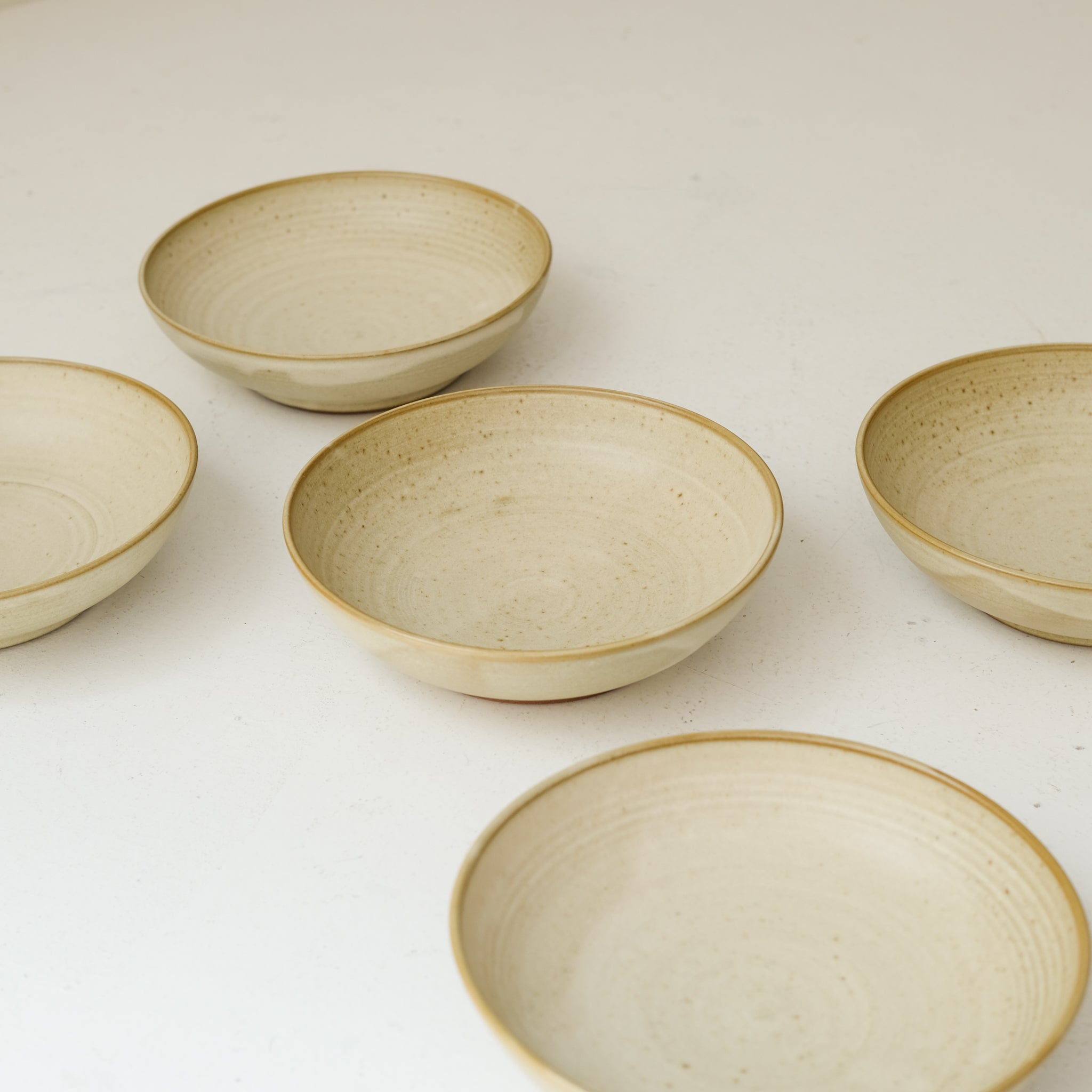 Assiette creuse en grès rouge D 20cm - beige par Laurence Labbé chez Brutal Ceramics