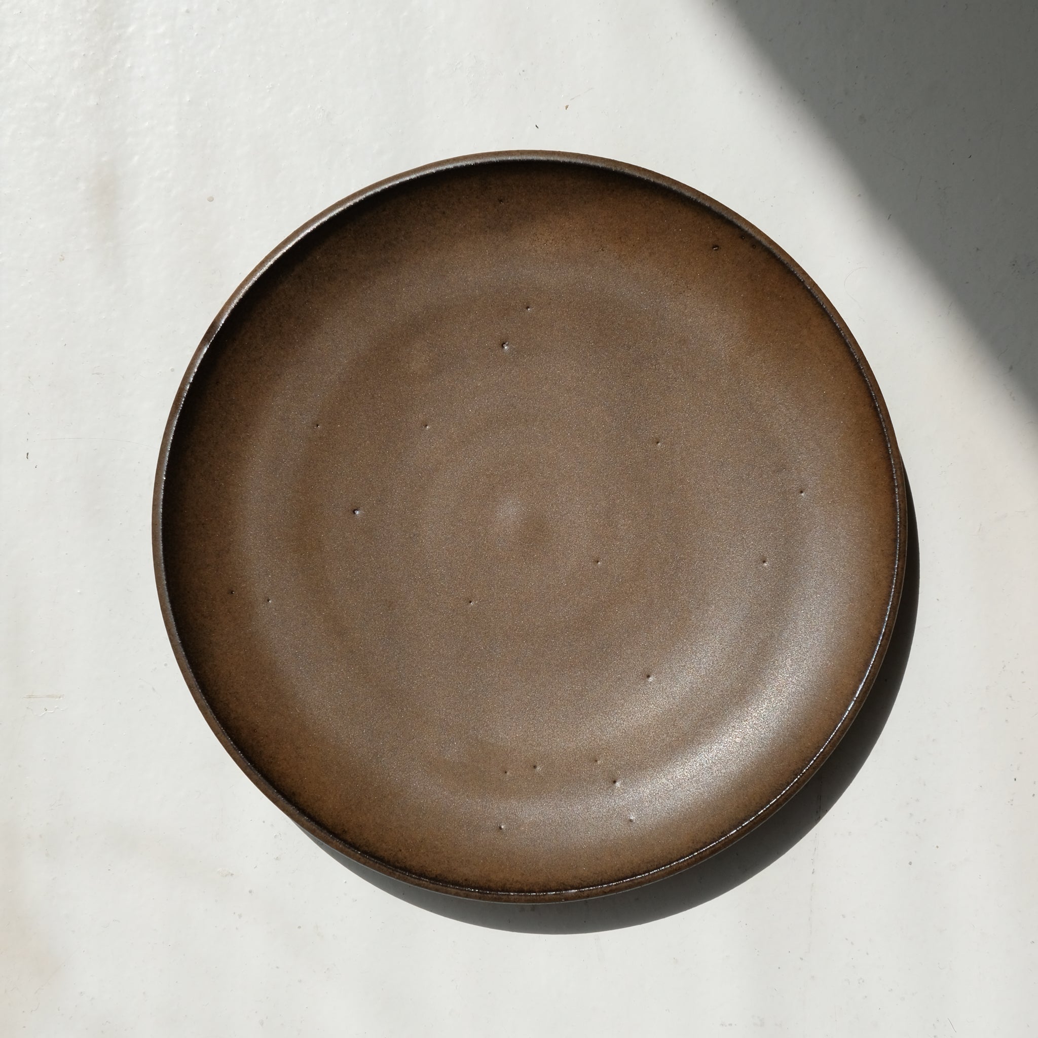 Assiette en grès rouge D 19cm - marron satiné par Laurence Labbé chez Brutal Ceramics