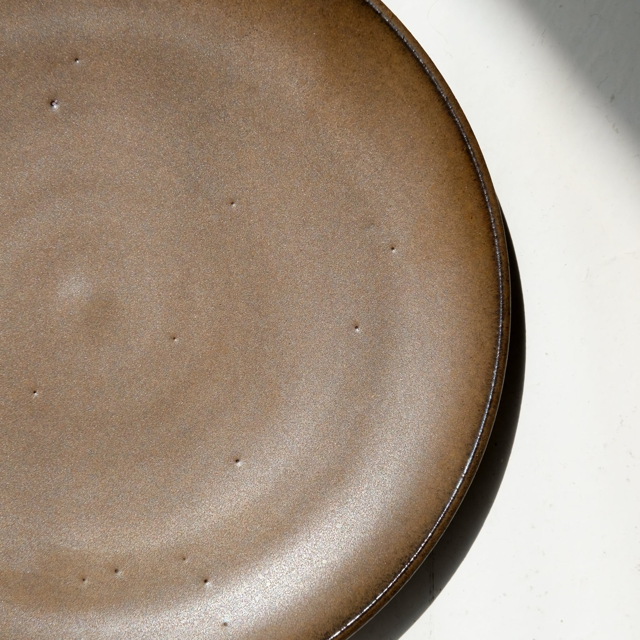 Assiette en grès rouge D 19cm - marron satiné par Laurence Labbé chez Brutal Ceramics