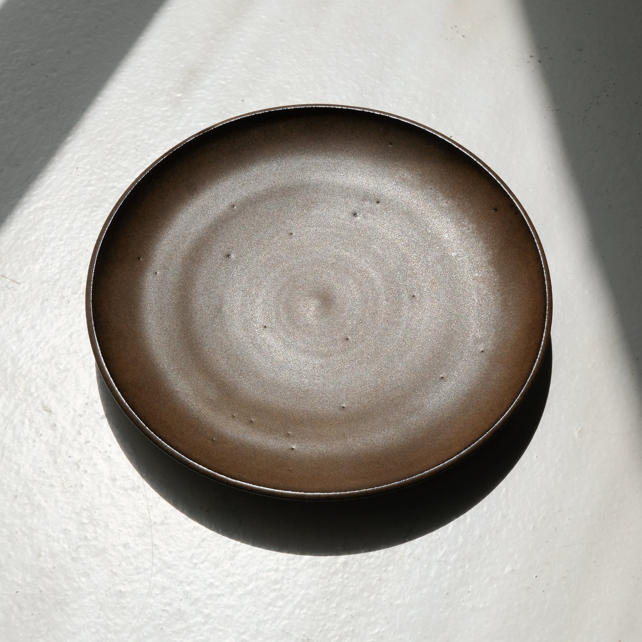Assiette en grès rouge D 19cm - marron satiné par Laurence Labbé chez Brutal Ceramics