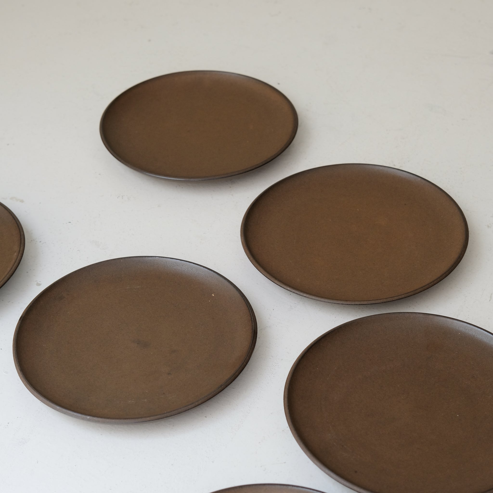 Assiette en grès rouge D 19cm - marron satiné par Laurence Labbé chez Brutal Ceramics