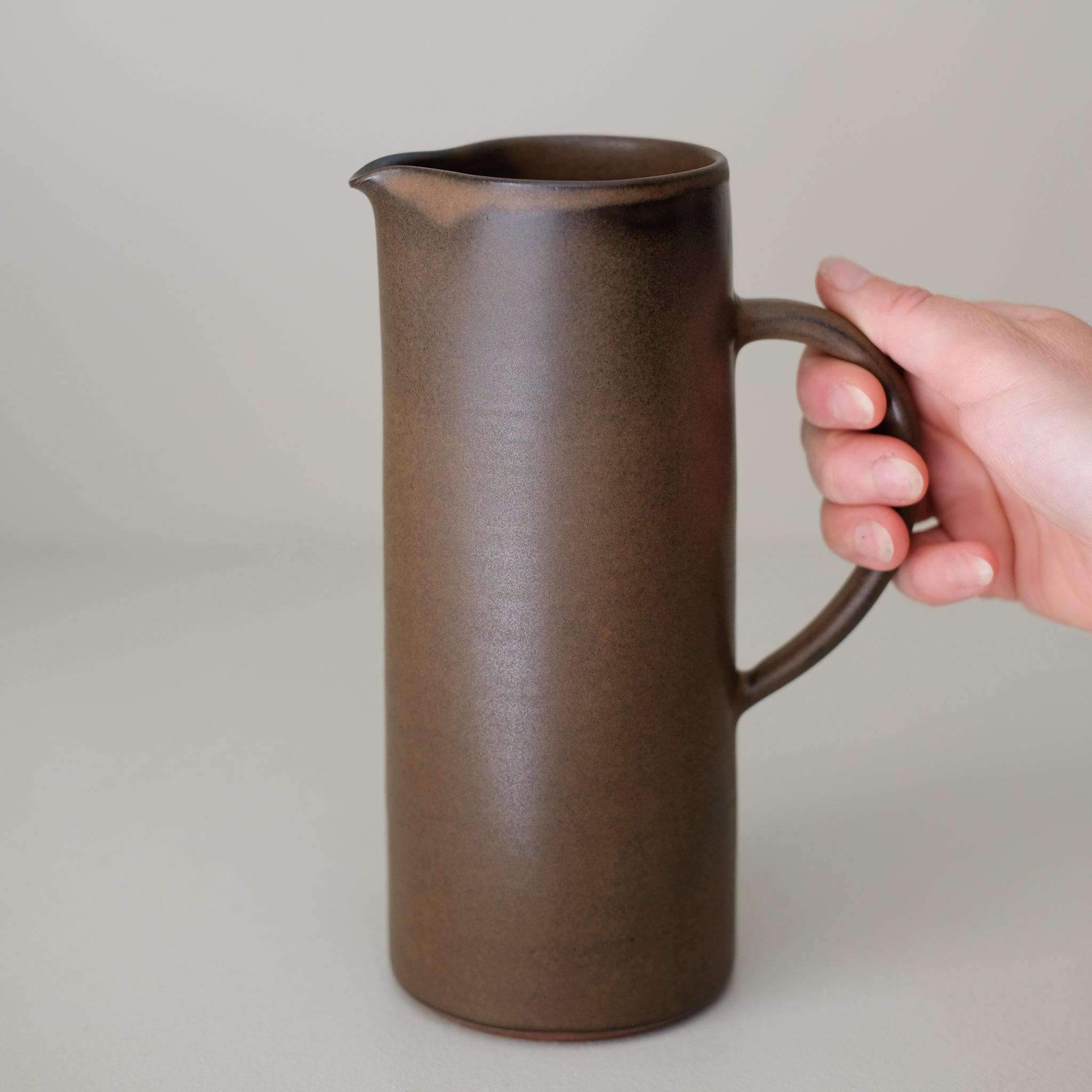 Pichet en grès rouge 700 ml - marron satiné de Laurence Labbé chez Brutal Ceramics