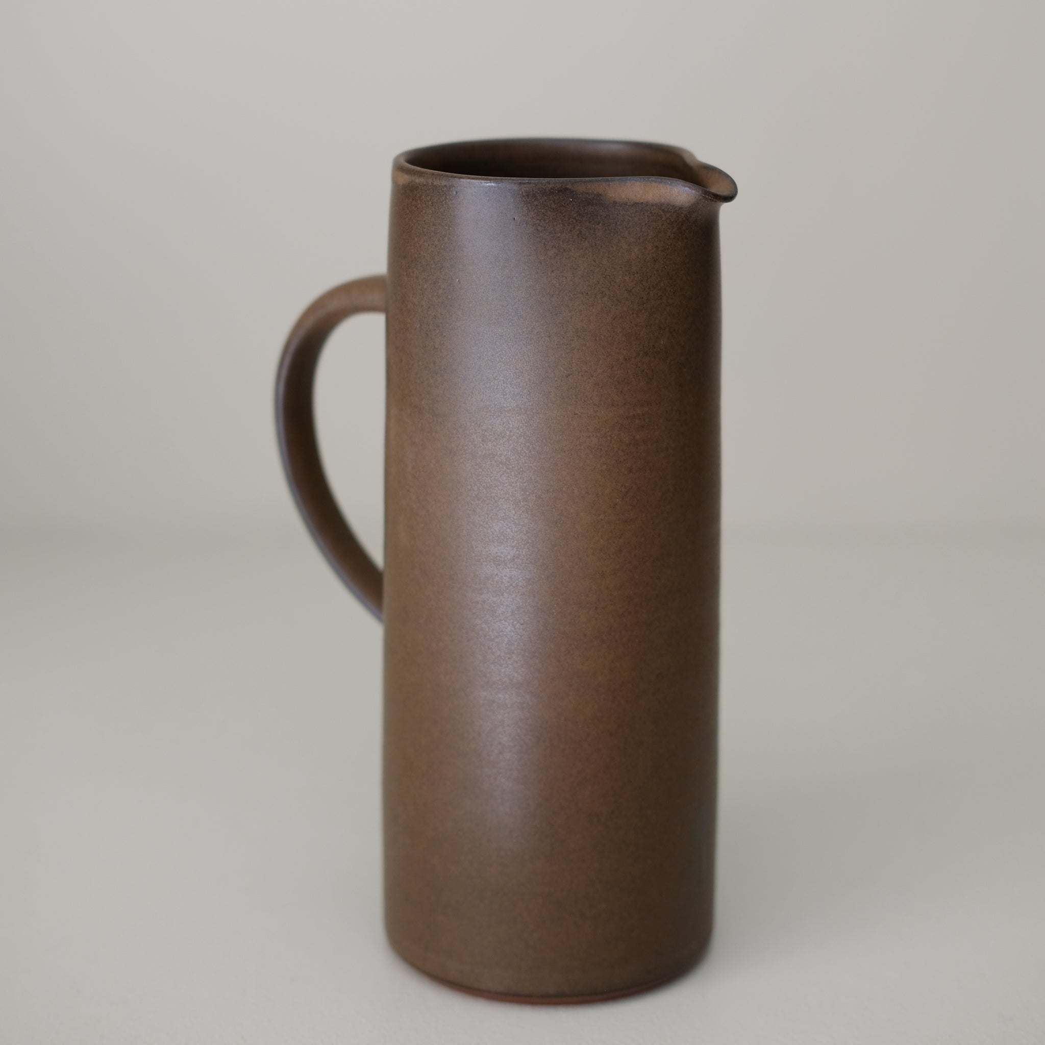 Pichet en grès rouge 700 ml - marron satiné de Laurence Labbé chez Brutal Ceramics