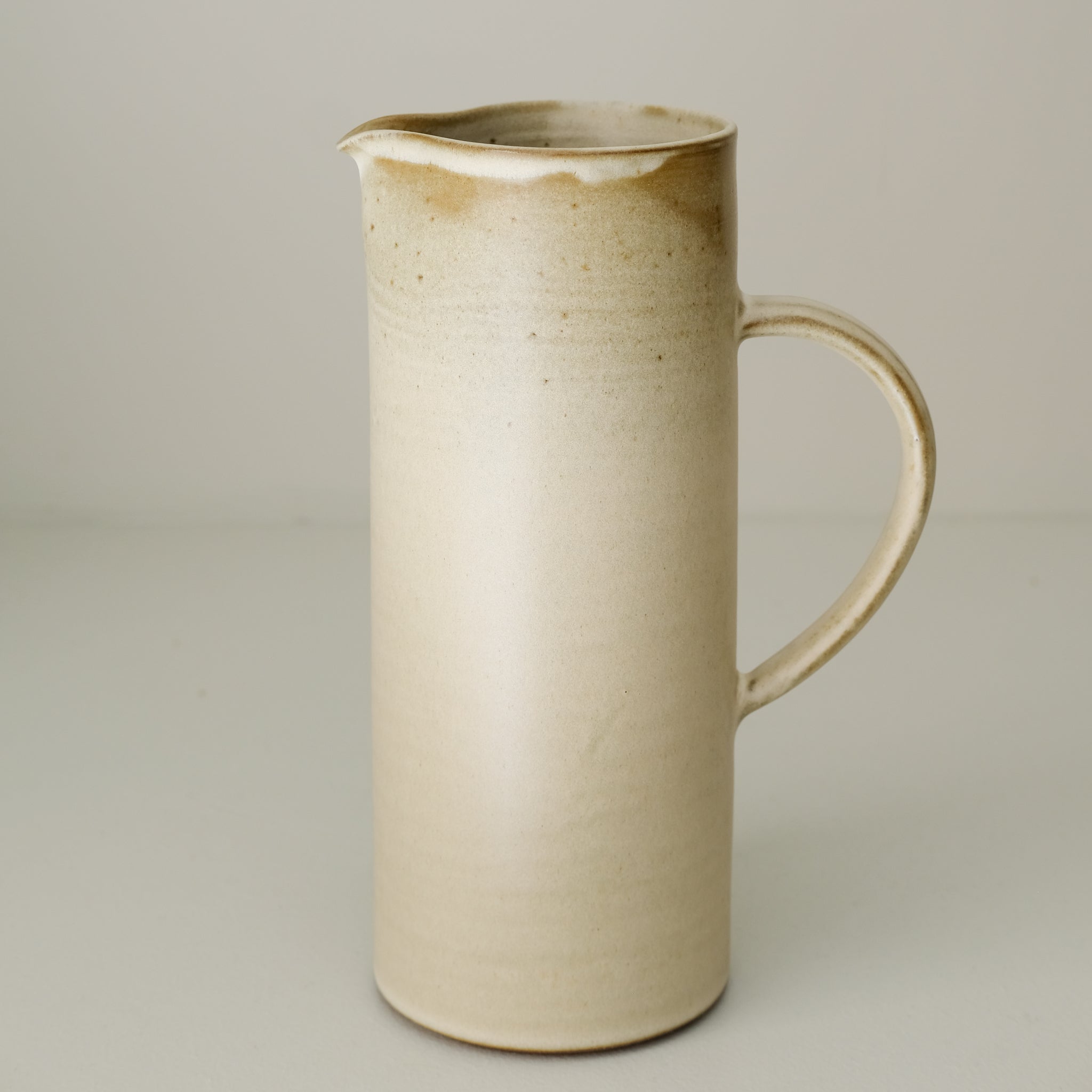 Pichet en grès rouge 700 ml - beige par Laurence Labbé chez Brutal Ceramics