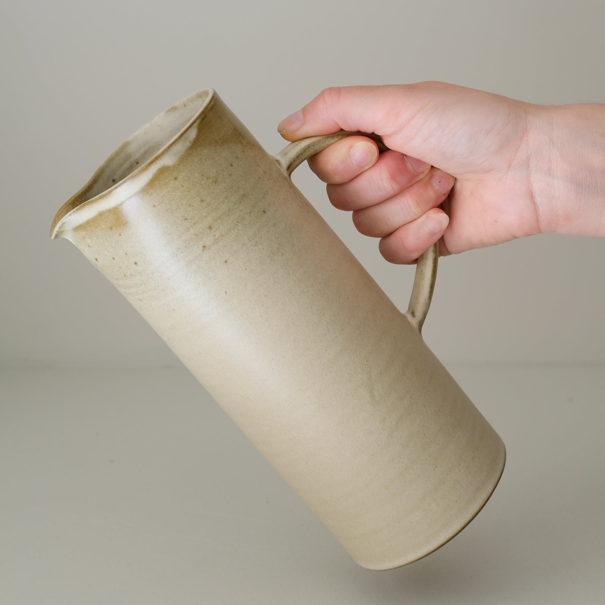 Pichet en grès rouge 700 ml - beige par Laurence Labbé chez Brutal Ceramics