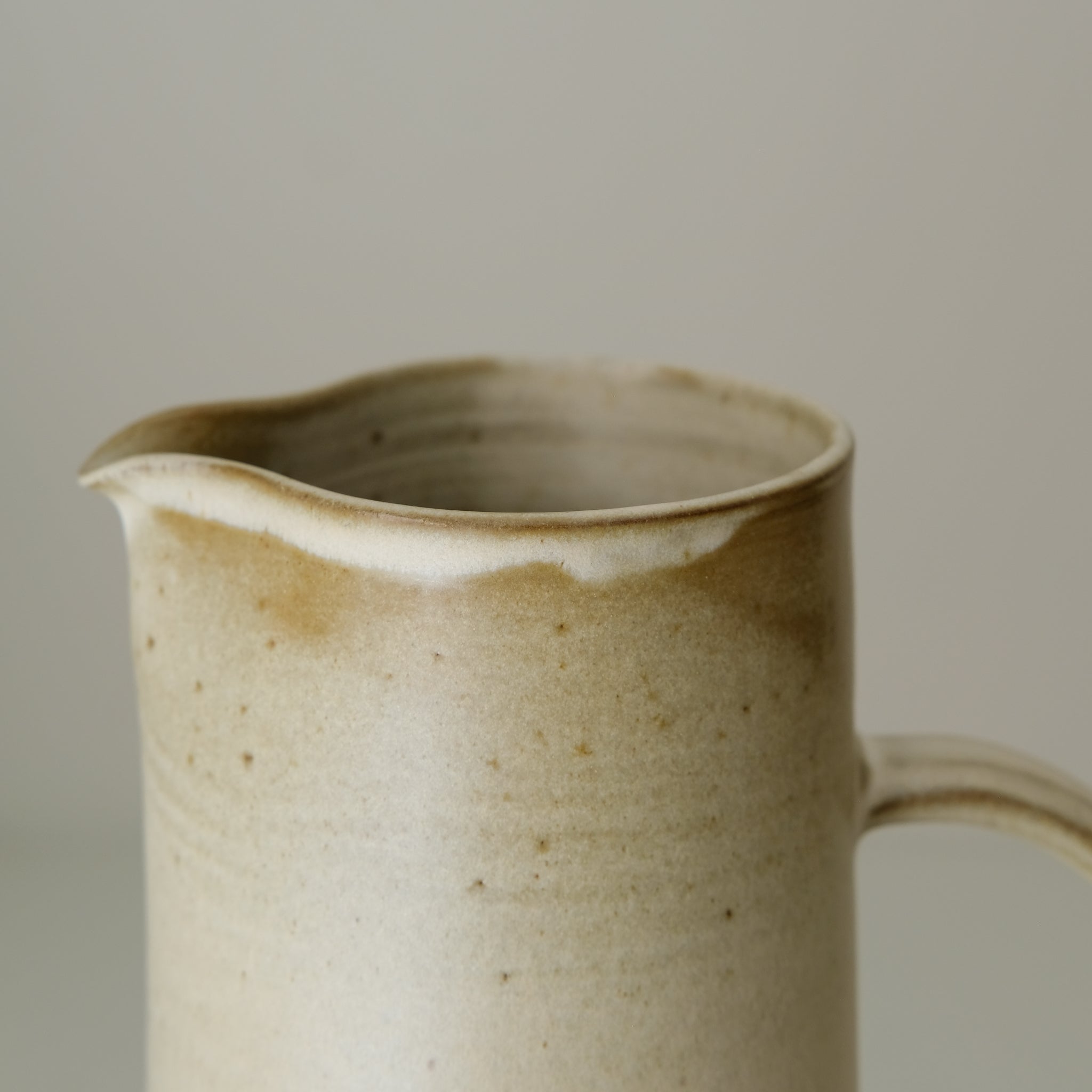 Pichet en grès rouge 700 ml - beige par Laurence Labbé chez Brutal Ceramics