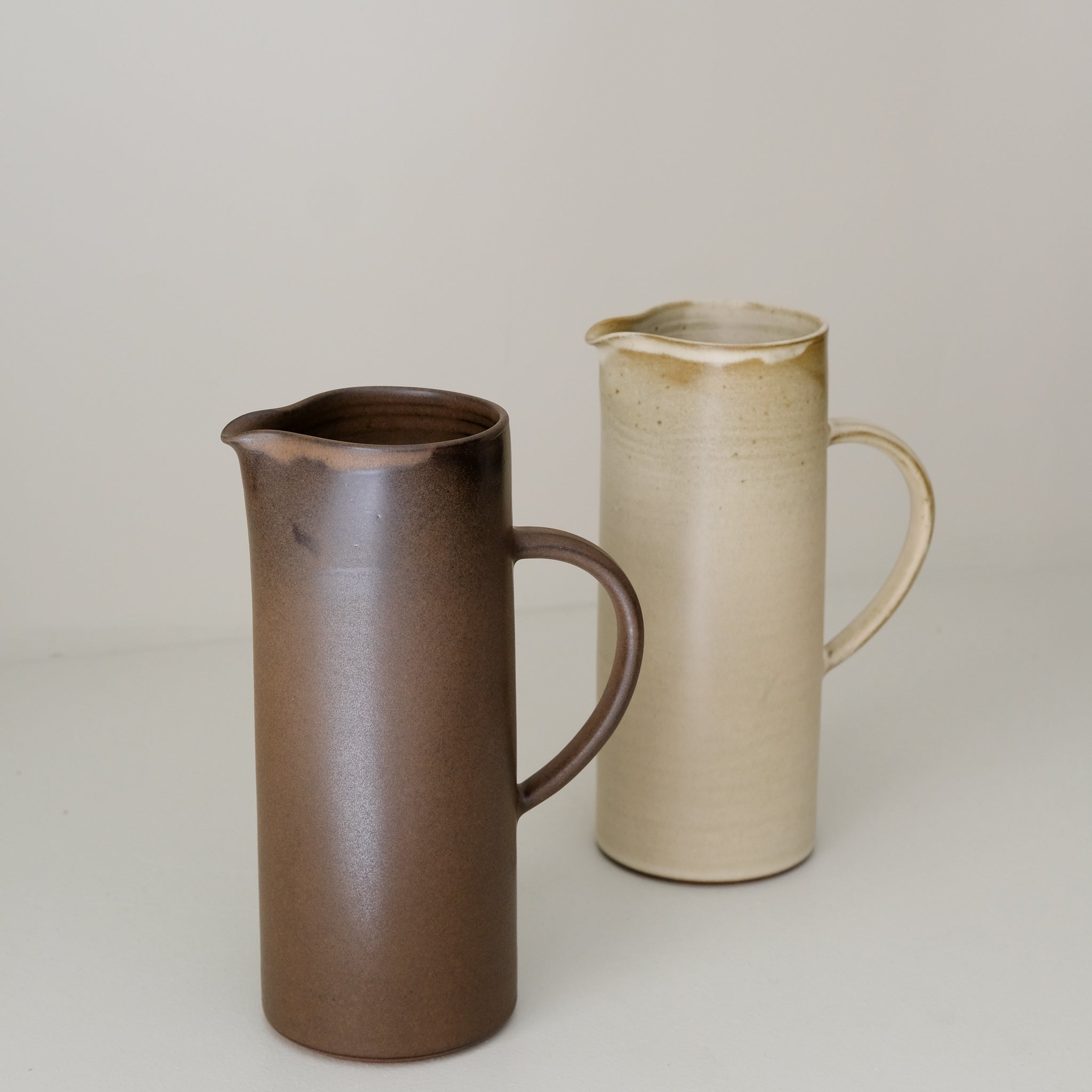 Pichet en grès rouge 700 ml - marron satiné de Laurence Labbé chez Brutal Ceramics