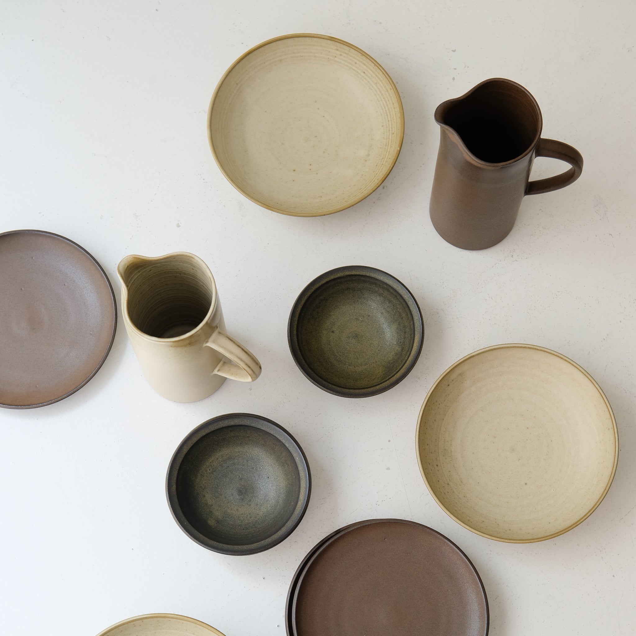 Assiette creuse en grès rouge D 20cm - beige par Laurence Labbé chez Brutal Ceramics