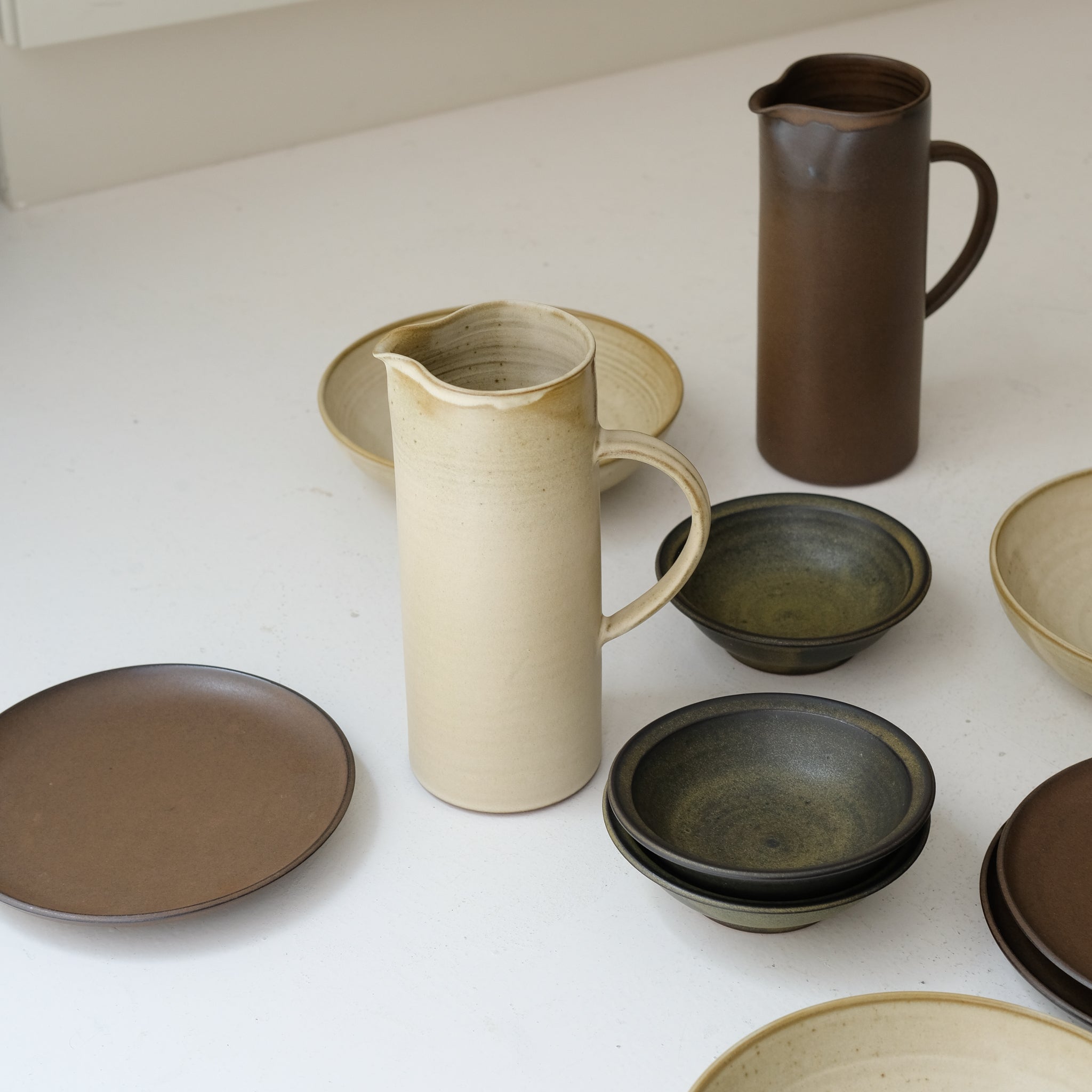 Pichet en grès rouge 700 ml - beige par Laurence Labbé chez Brutal Ceramics