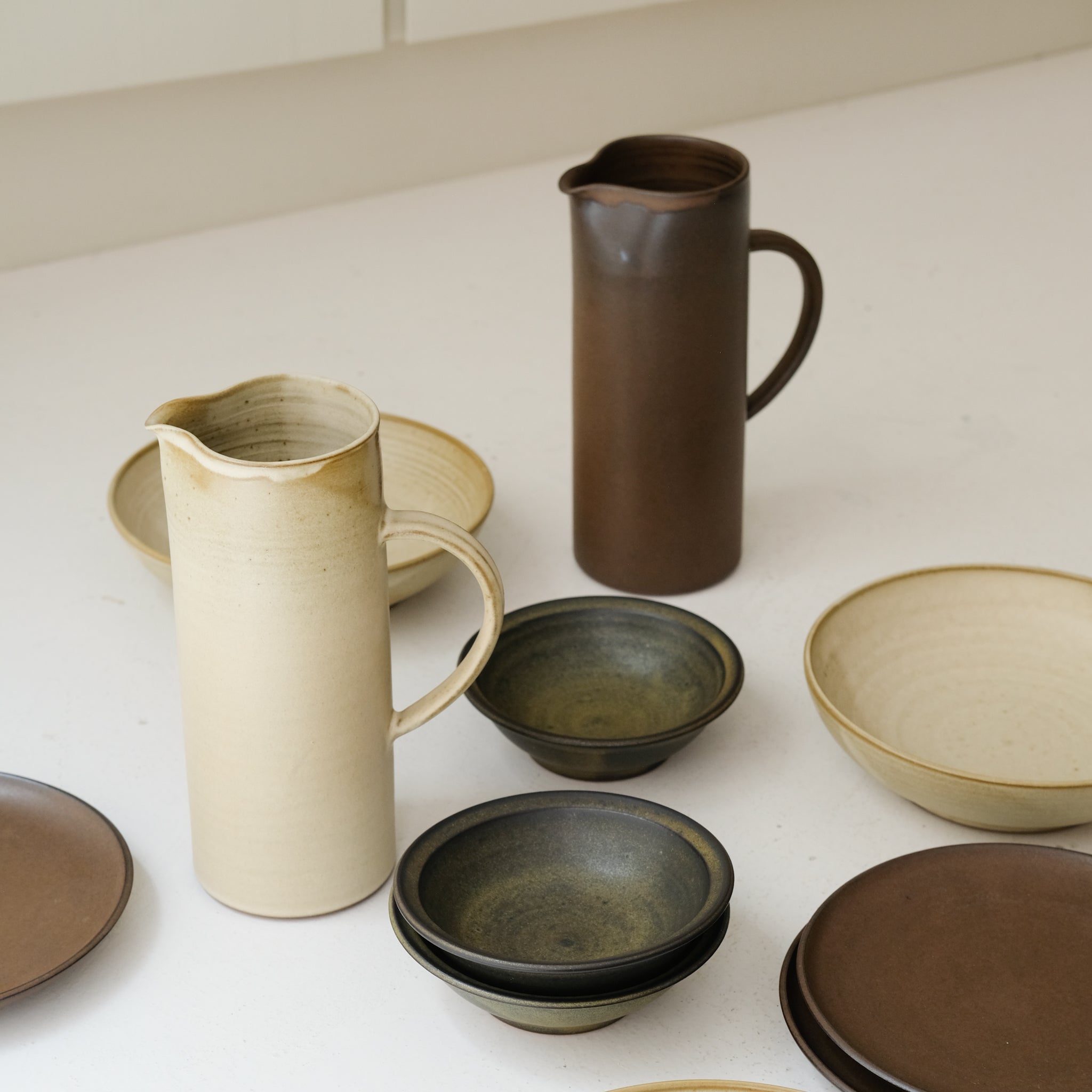 Pichet en grès rouge 700 ml - marron satiné de Laurence Labbé chez Brutal Ceramics