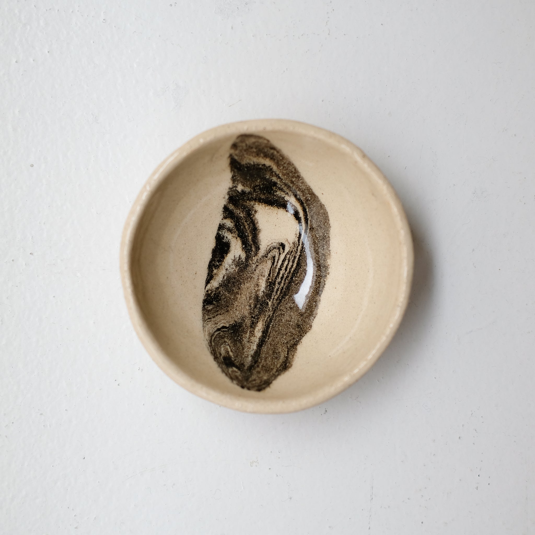Bol D 13cm en terres mêlées - noir et beige de Léa Baldassari chez Brutal Ceramics